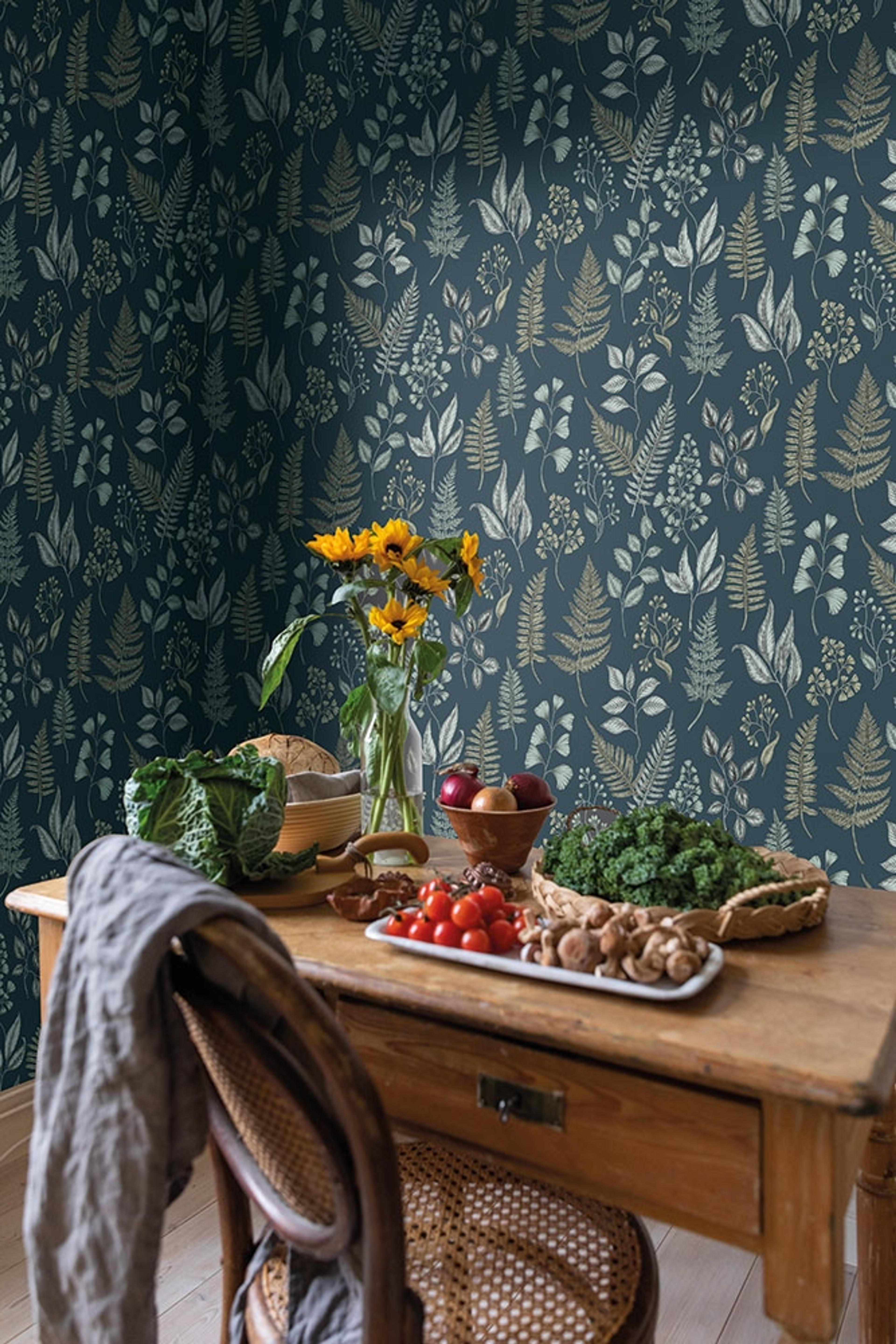 Betula tapet med botaniskt mönster i svart och grön. Från kollektionen skogsgläntan. Nonwoven-material med förskjuten passning. Country-stil. Passar i vardagsrum, sovrum och matsal.