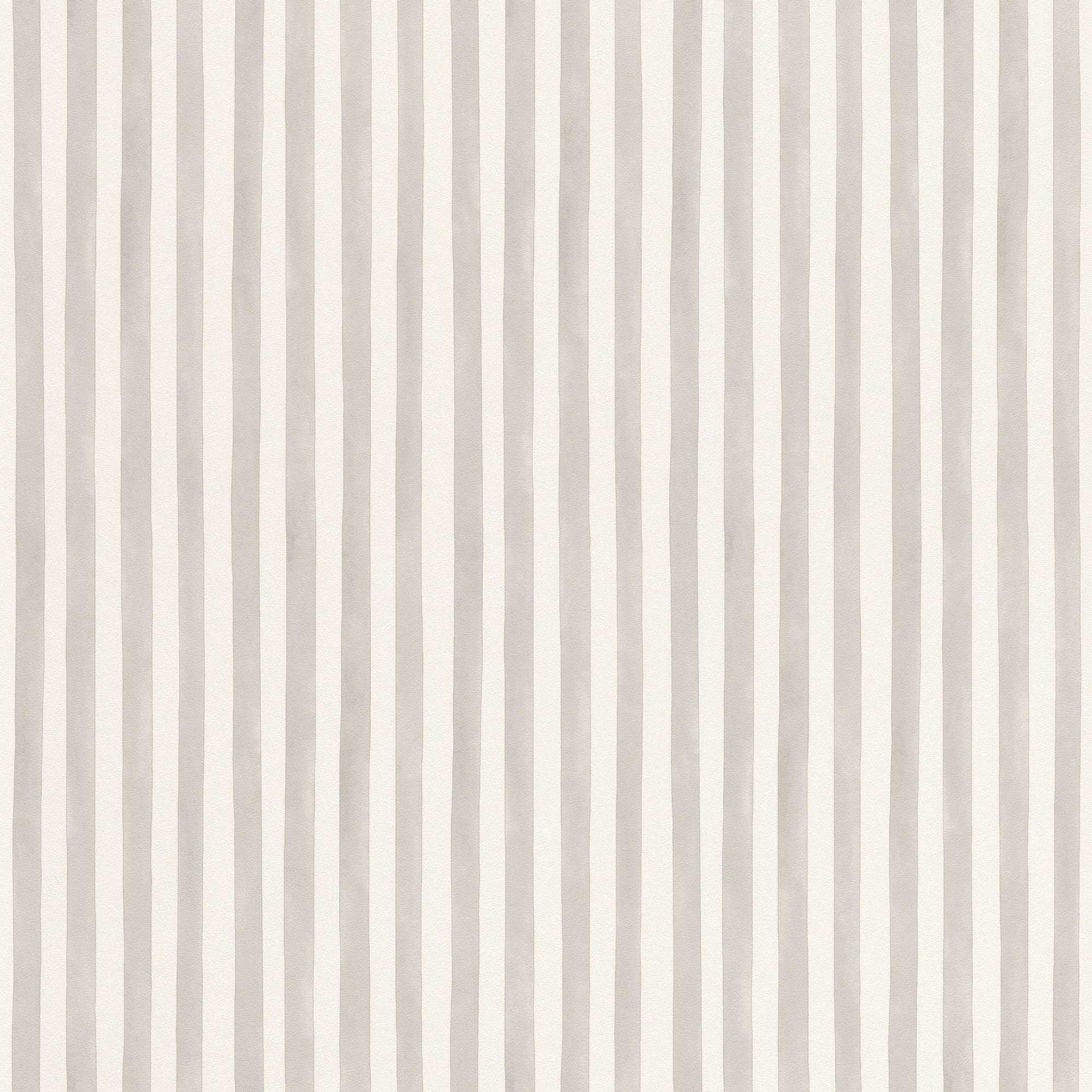 Kids World tapet med randigt mönster i vit och grå. Från kollektionen Kids World. Nonwoven-material. Passar i barnrum.