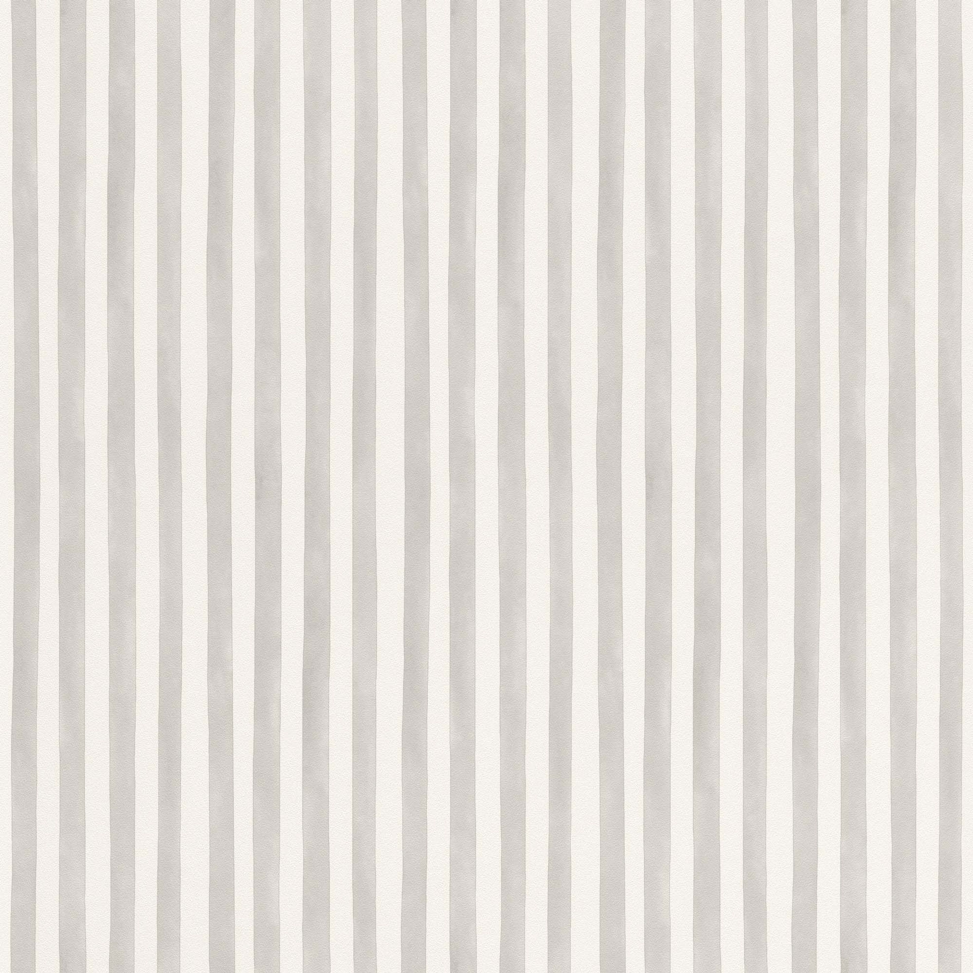 Kids World tapet med randigt mönster i vit och grå. Från kollektionen Kids World. Nonwoven-material. Passar i barnrum.