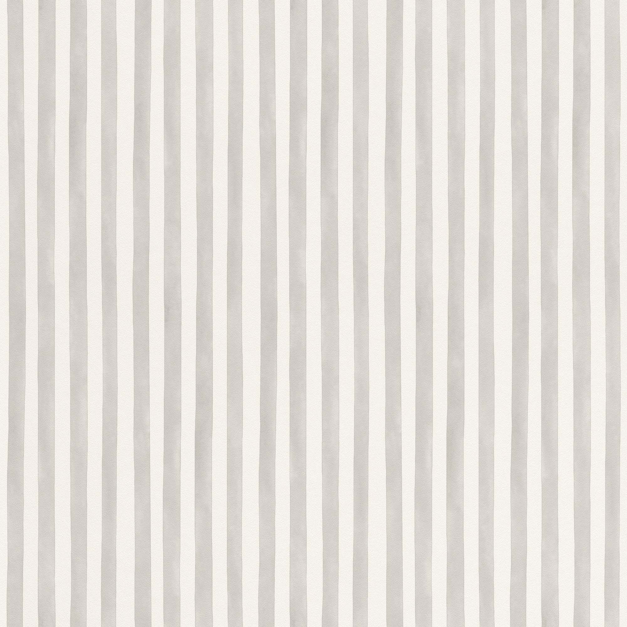 Kids World tapet med randigt mönster i vit och grå. Från kollektionen Kids World. Nonwoven-material. Passar i barnrum.