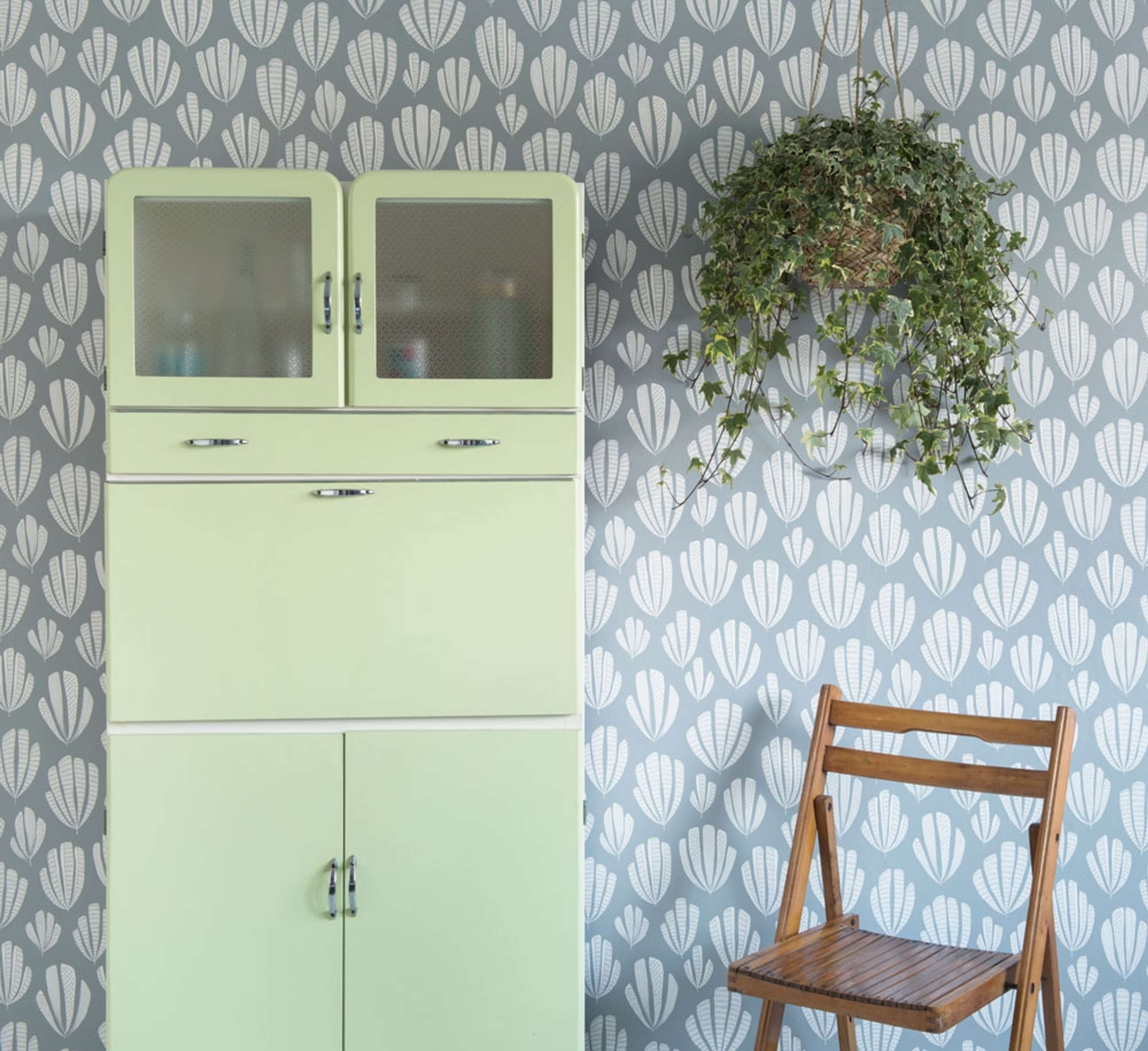 Hoja Silverbirch tapet från Midbec med geometriskt, retro mönster i grå. Från kollektionen Kinfolk. Nonwoven-material med förskjuten passning. Vintage-stil.