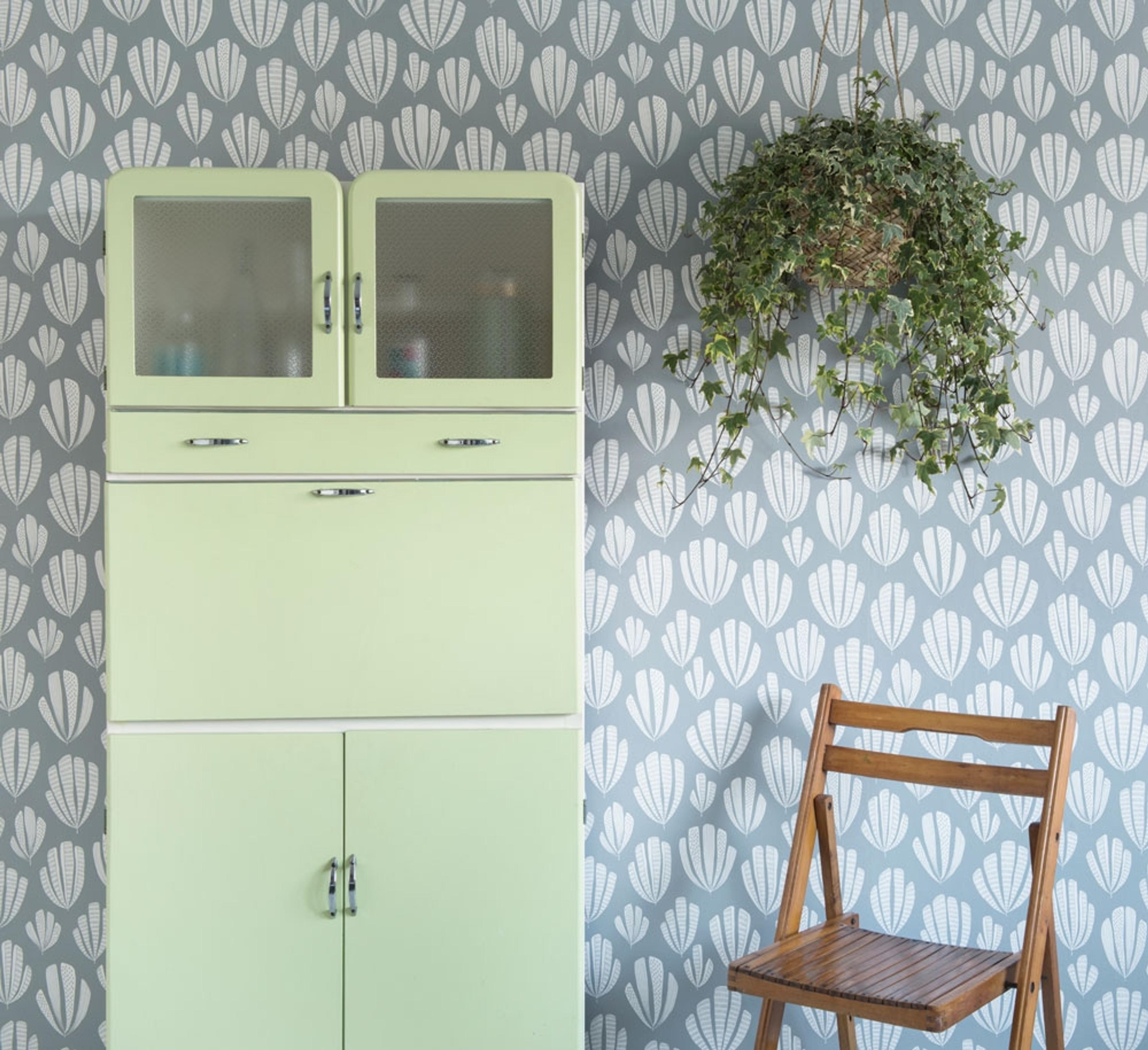 Hoja Silverbirch tapet från Midbec med geometriskt, retro mönster i grå. Från kollektionen Kinfolk. Nonwoven-material med förskjuten passning. Vintage-stil.