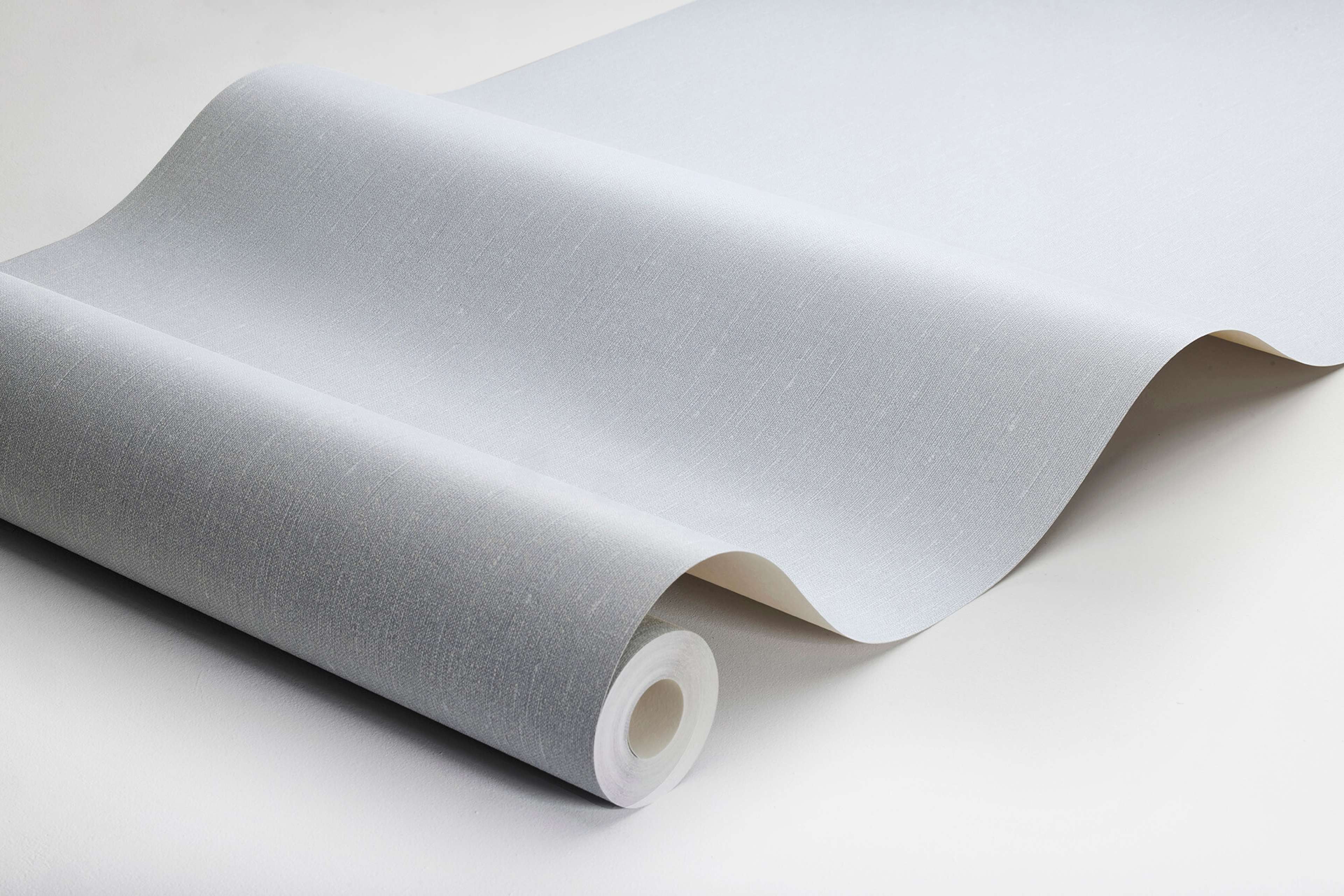 Cloudy Linen tapet med enfargat, textilimitation mönster i blå. Från kollektionen Linen. Nonwoven-material. Passar i vardagsrum och matsal.