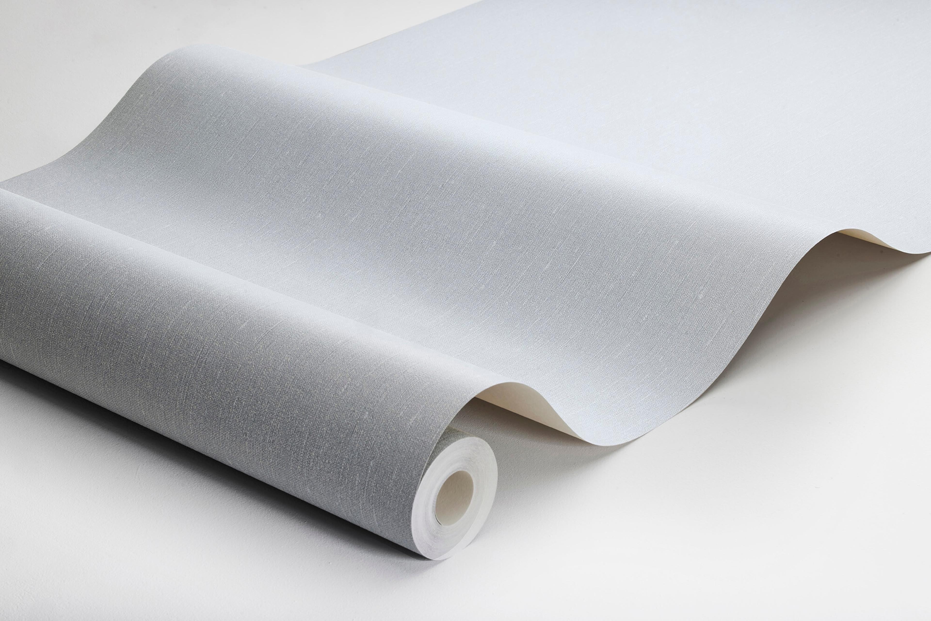 Cloudy Linen tapet med enfargat, textilimitation mönster i blå. Från kollektionen Linen. Nonwoven-material. Passar i vardagsrum och matsal.