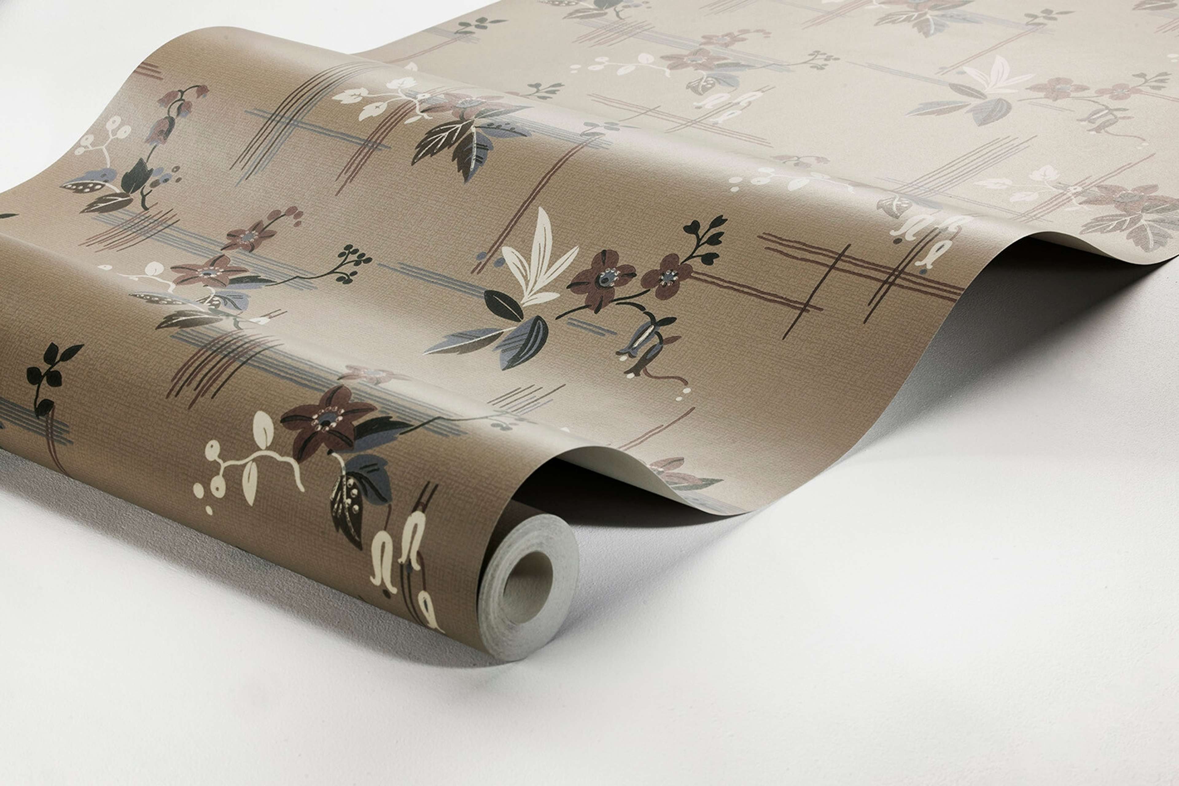 Salängen tapet med botaniskt mönster i brun. Från kollektionen Alla Tiders Hus. Nonwoven-material med rak passning. City-stil. Passar i vardagsrum, matsal och kök.