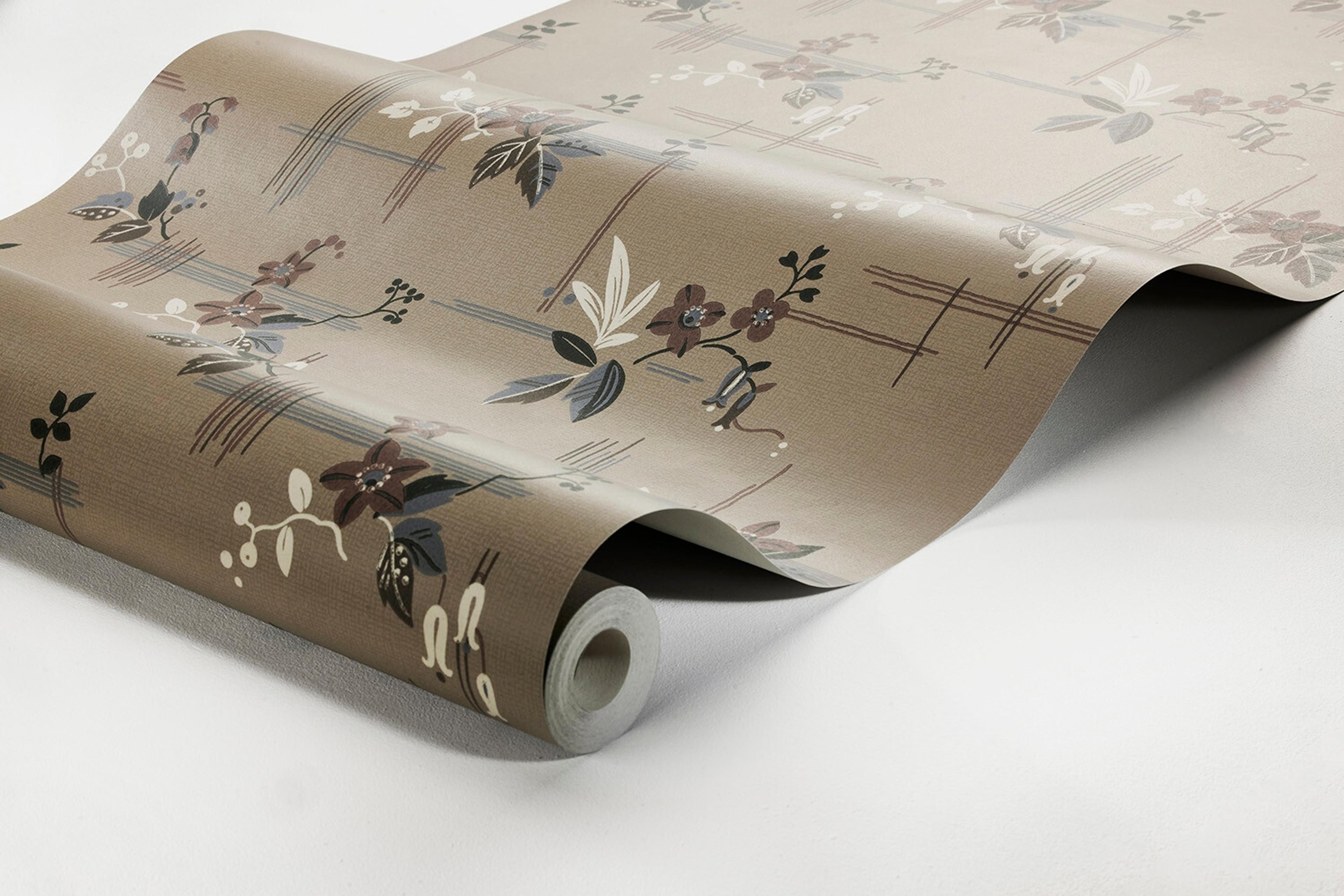 Salängen tapet med botaniskt mönster i brun. Från kollektionen Alla Tiders Hus. Nonwoven-material med rak passning. City-stil. Passar i vardagsrum, matsal och kök.