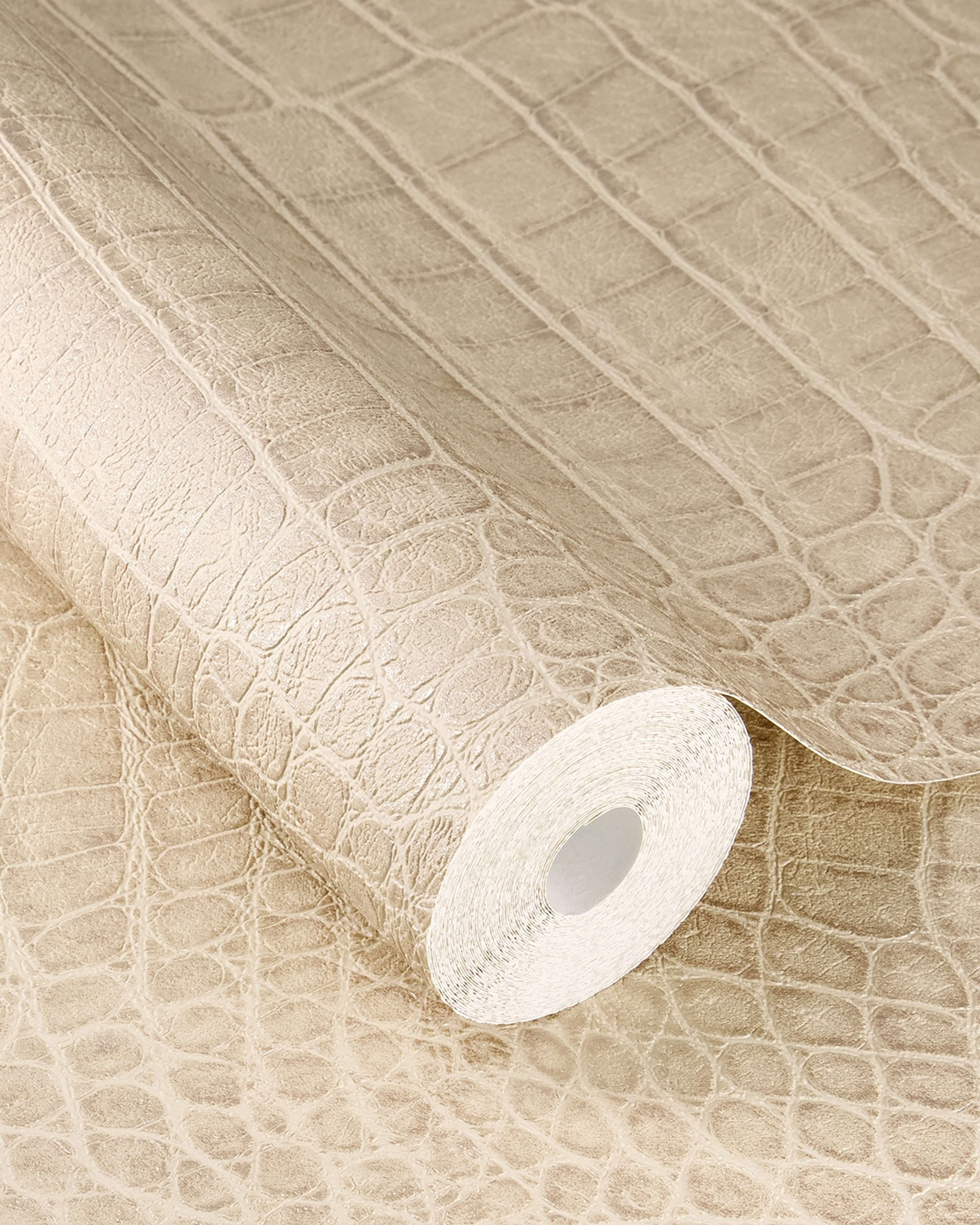 Serengeti 751345 tapet med djur mönster i beige. Från kollektionen Serengeti. Nonwoven-material med förskjuten passning. Passar i vardagsrum och matsal.