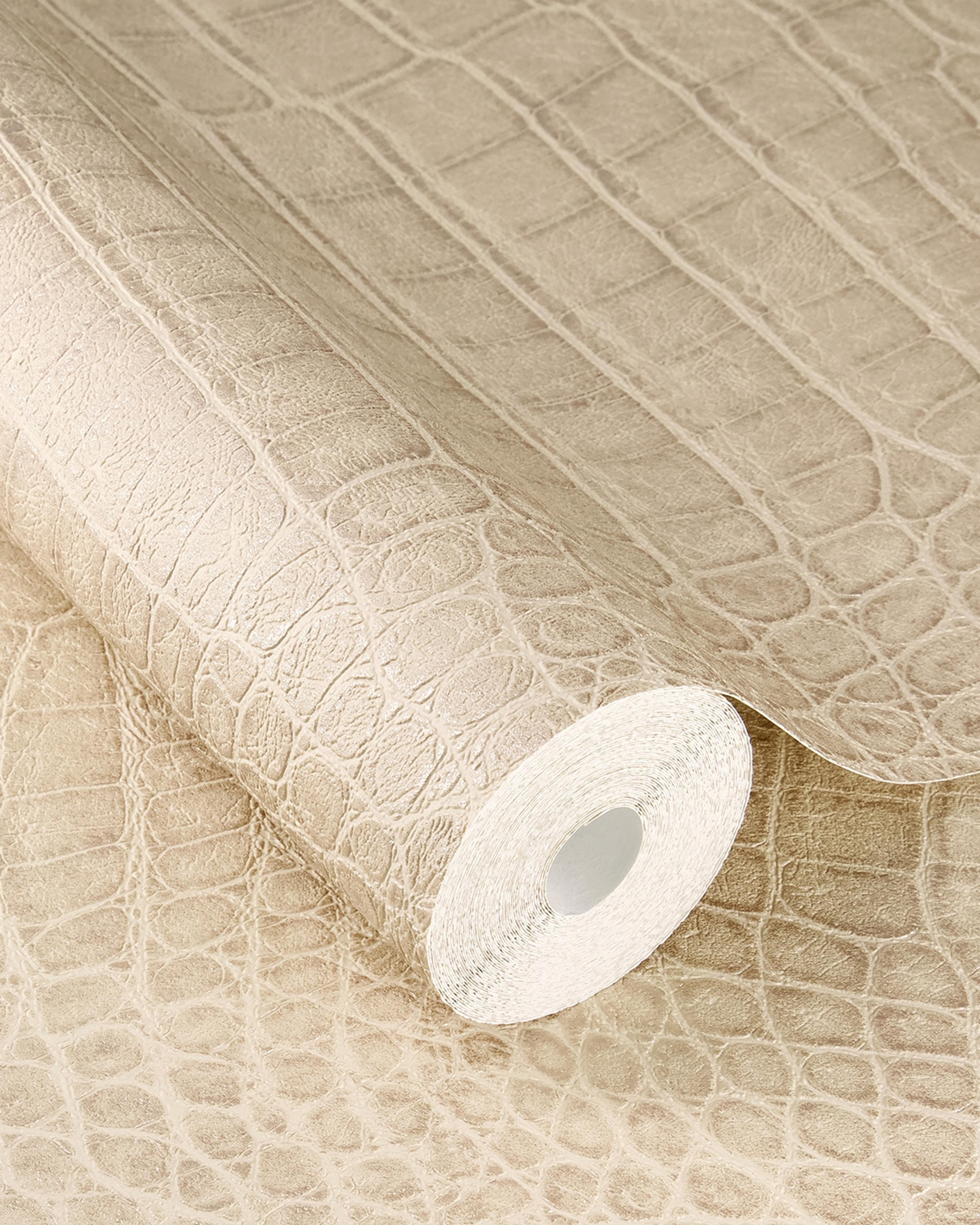 Serengeti 751345 tapet med djur mönster i beige. Från kollektionen Serengeti. Nonwoven-material med förskjuten passning. Passar i vardagsrum och matsal.