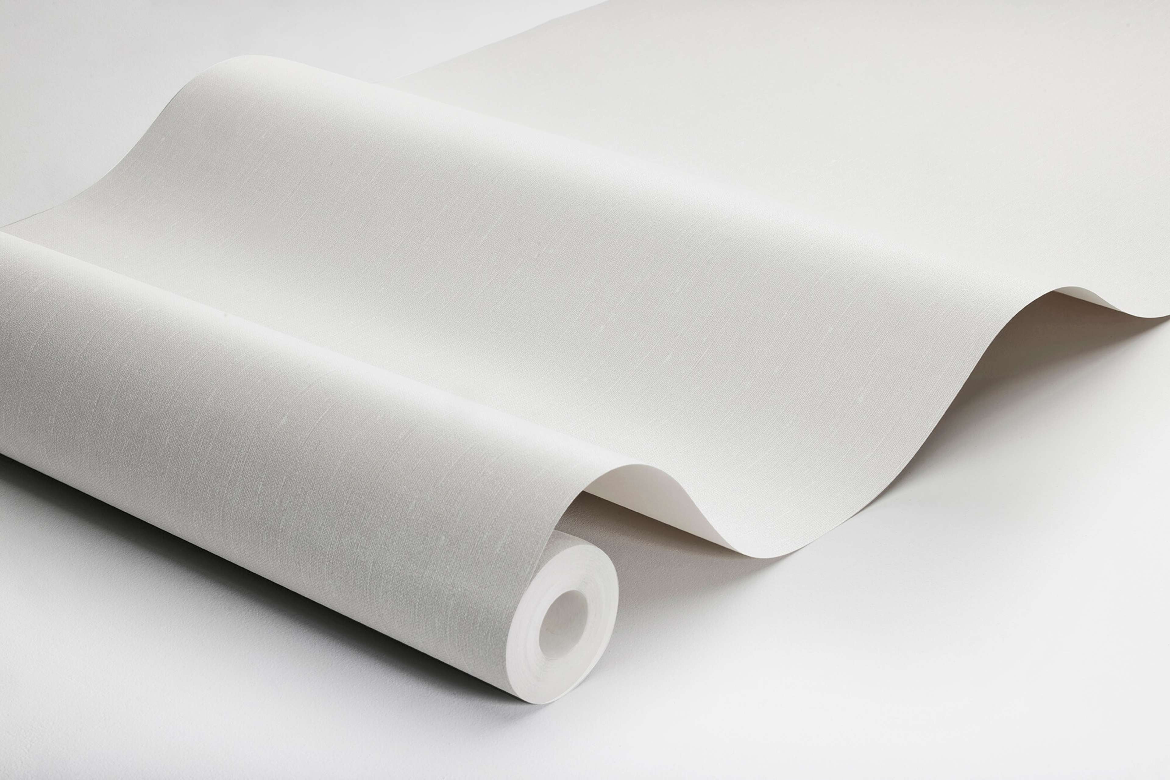 Flax Fiber tapet med enfargat, textilimitation mönster i beige. Från kollektionen Linen. Nonwoven-material. Passar i vardagsrum och matsal.