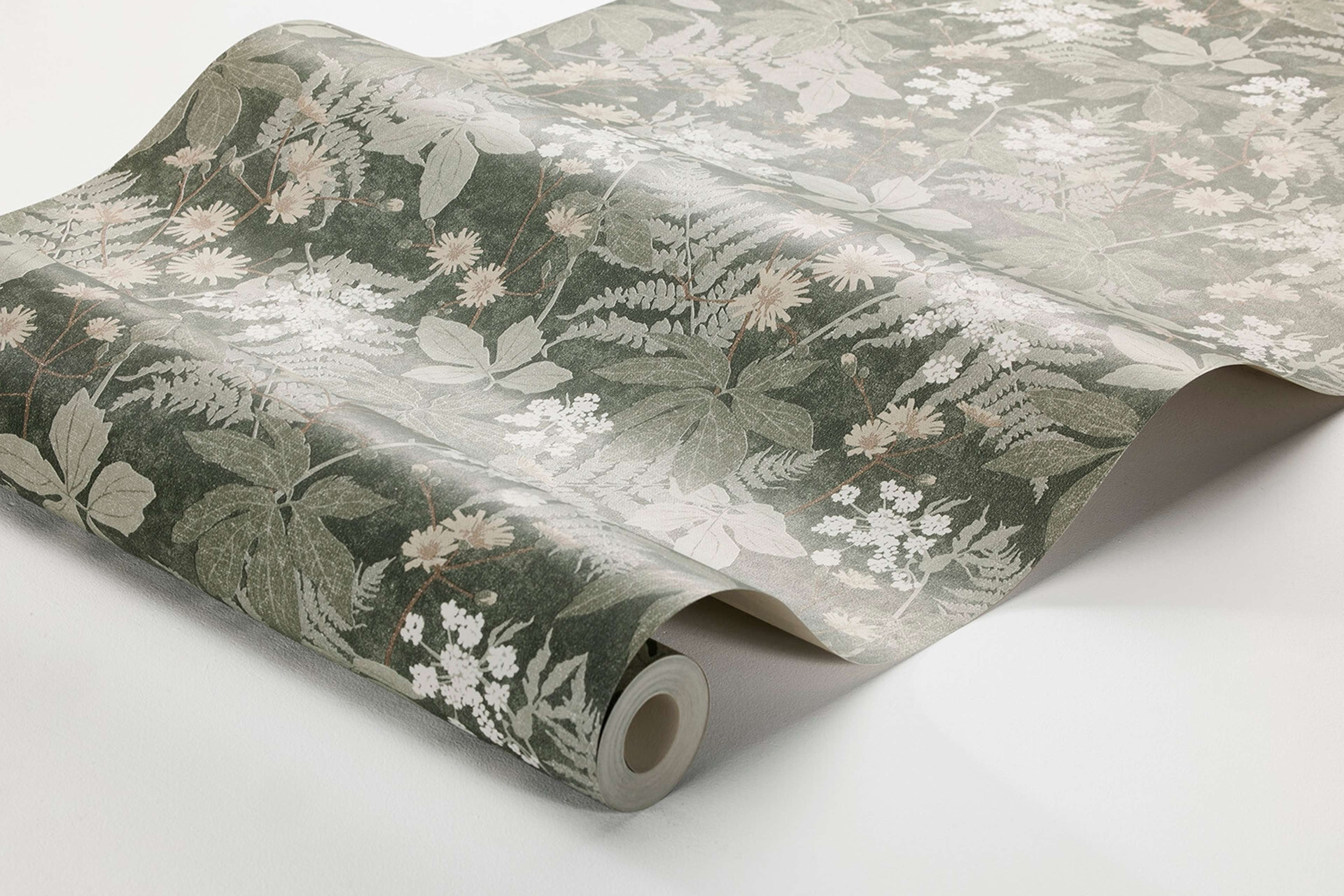 Lindskog tapet med botaniskt mönster i grön. Från kollektionen Essens. Nonwoven-material med rak passning. Passar i vardagsrum, matsal och kök.