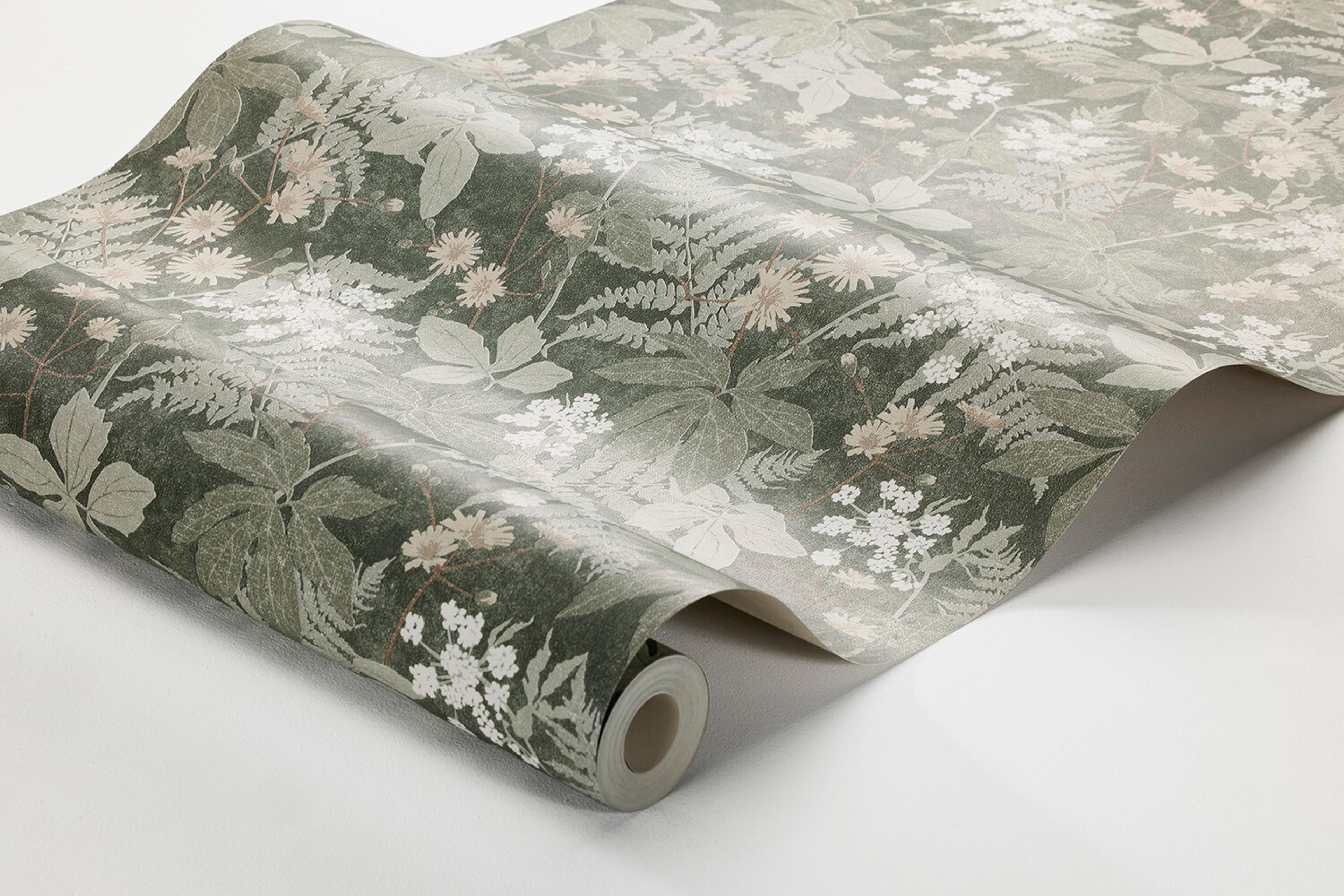 Lindskog tapet med botaniskt mönster i grön. Från kollektionen Essens. Nonwoven-material med rak passning. Passar i vardagsrum, matsal och kök.