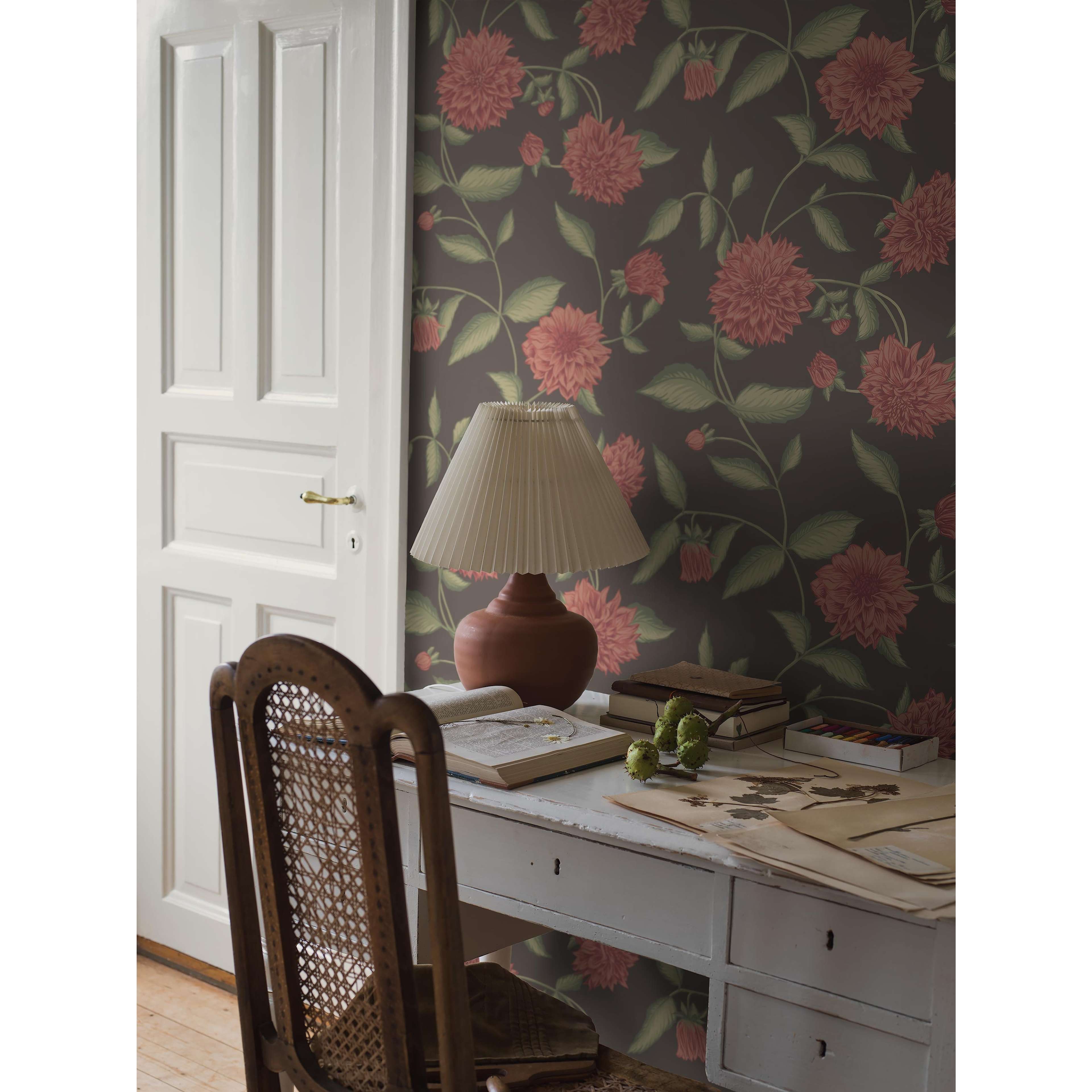 Dahliadröm brun, tapet tapet med botaniskt, blommigt mönster i brun. Från kollektionen Orangeri. Nonwoven-material med förskjuten passning. Passar i hall.