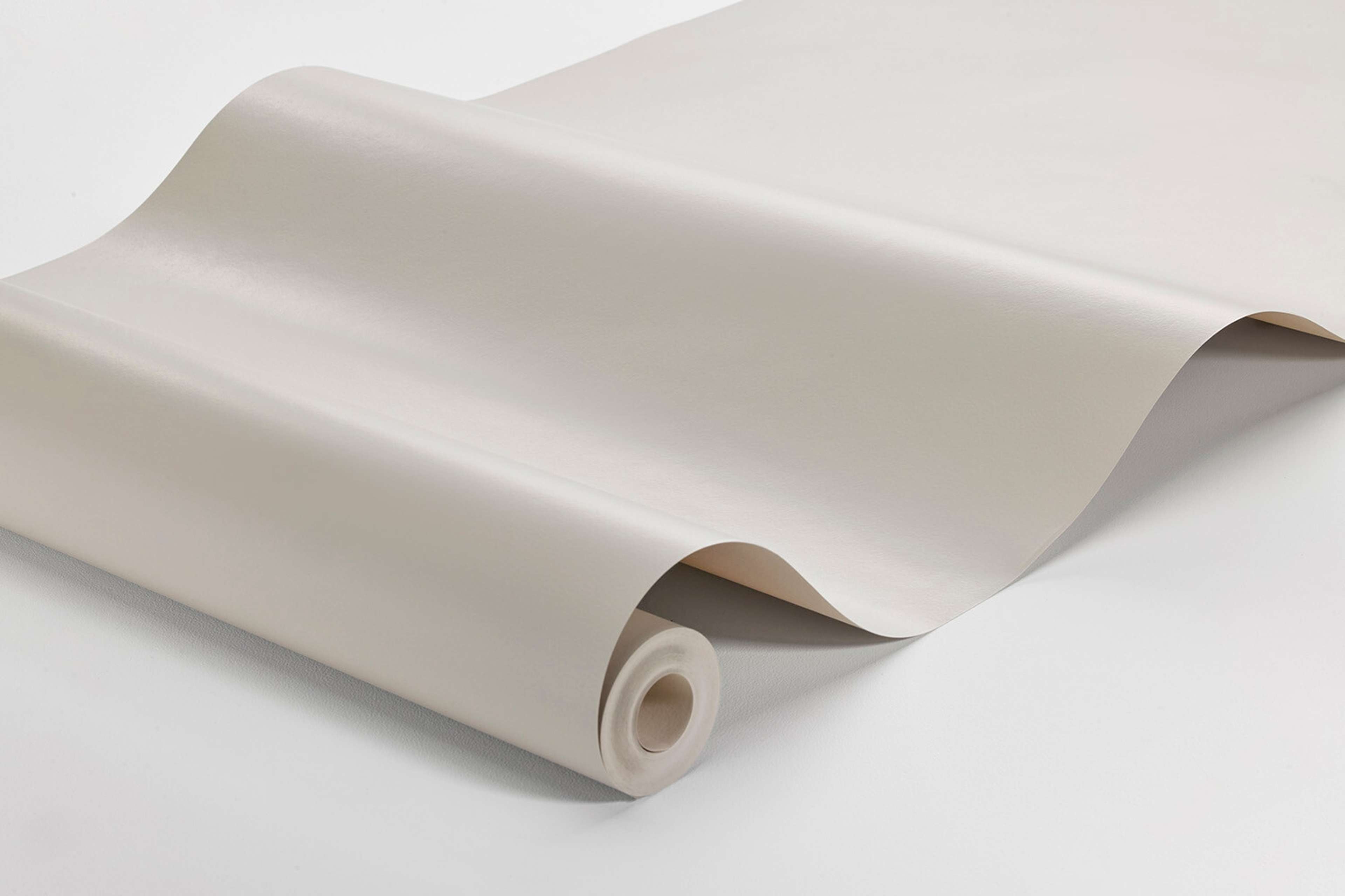 Mindful Grey tapet enfärgad i grå. Från kollektionen Pigment. Nonwoven-material.