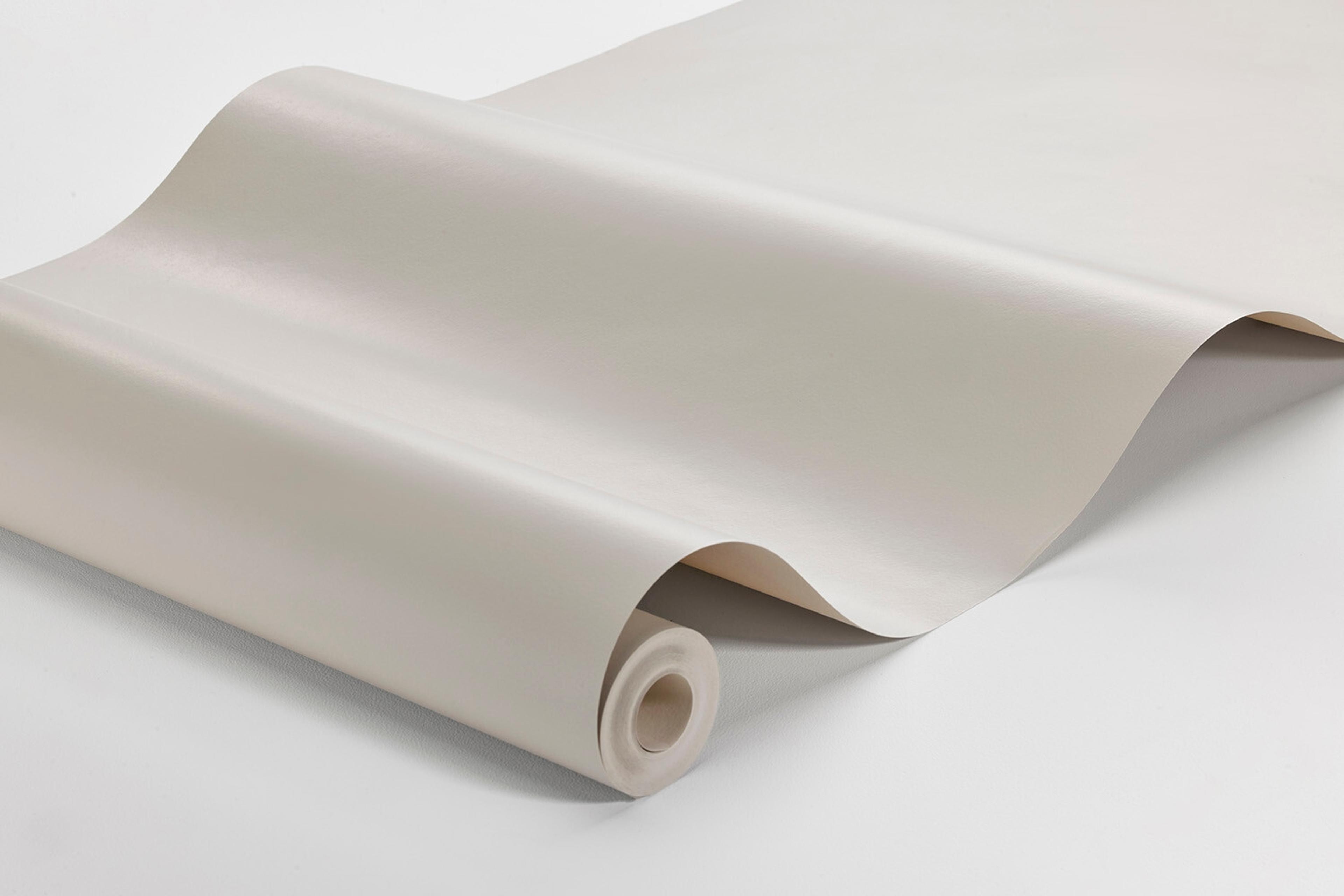 Mindful Grey tapet enfärgad i grå. Från kollektionen Pigment. Nonwoven-material.