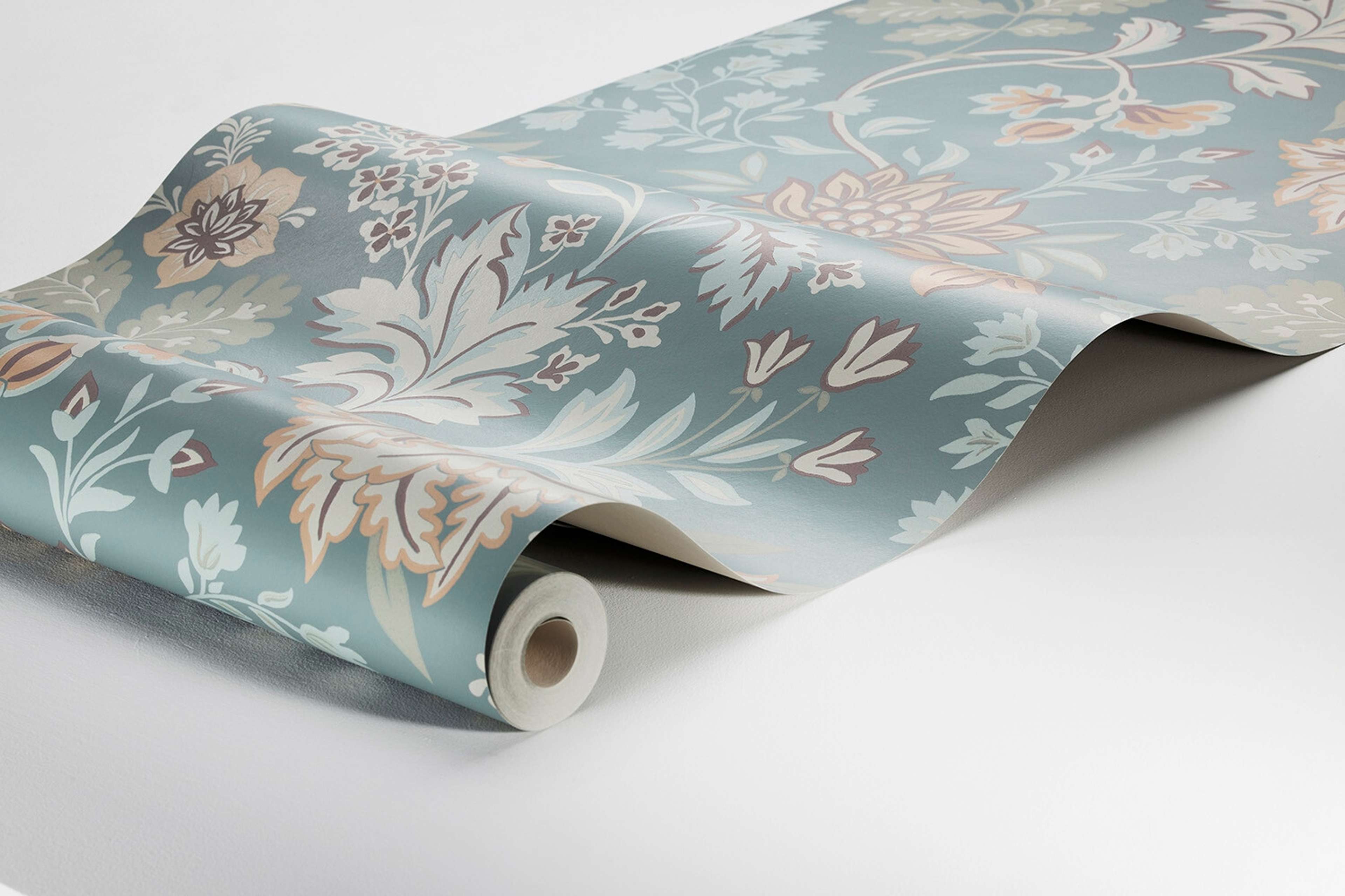 Alicia, dimblå tapet med blommigt mönster i blå. Från kollektionen Vårt Arkiv. Nonwoven-material med förskjuten passning. Country-stil.