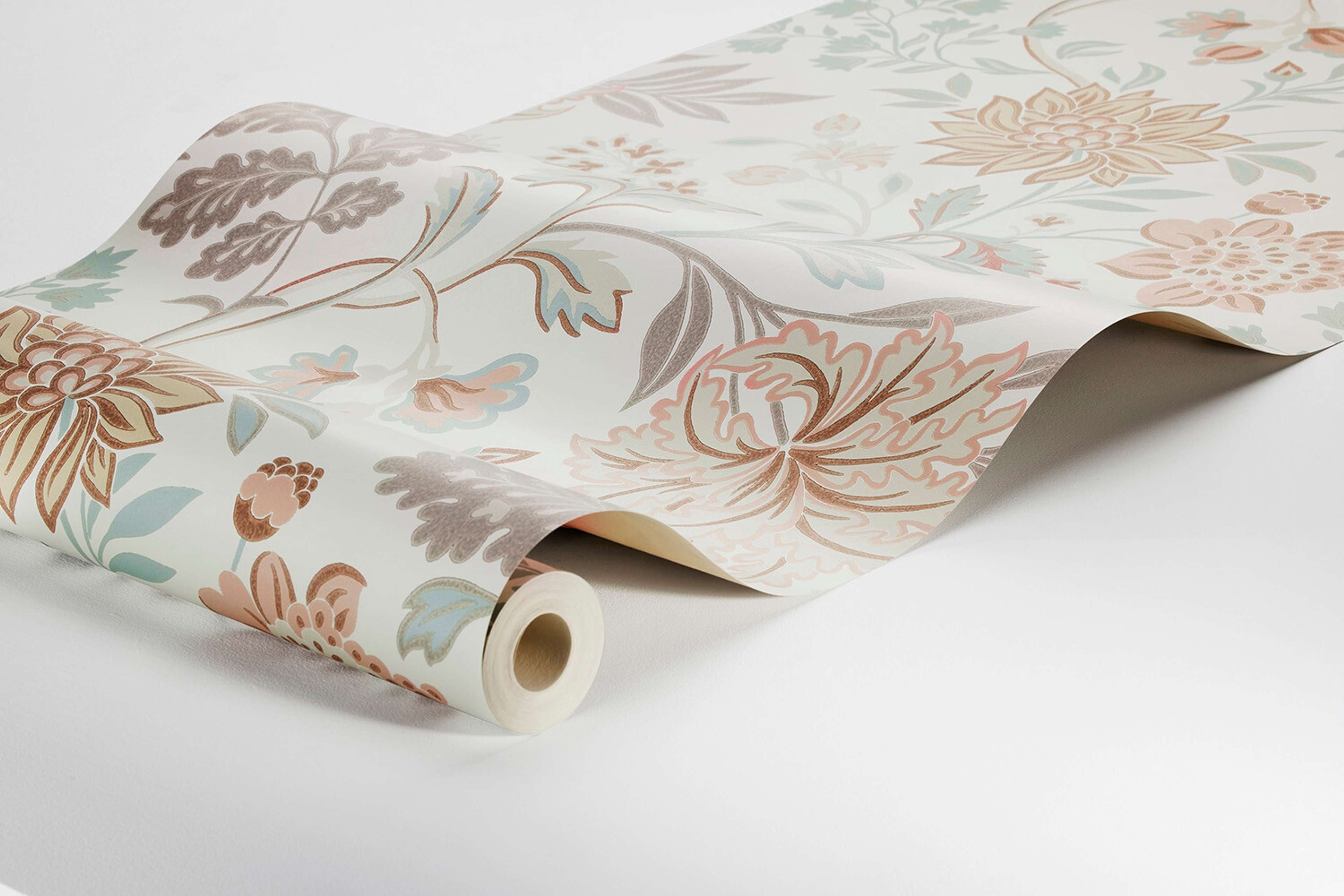 Alicia, blekgul/ljusgrön tapet med blommigt mönster i grön. Från kollektionen Vårt Arkiv. Nonwoven-material med förskjuten passning.