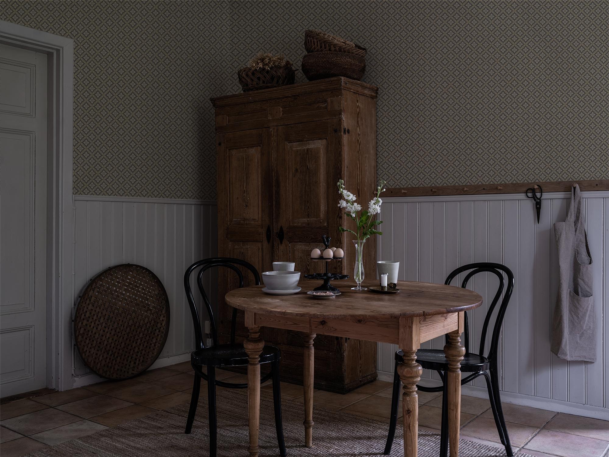 Ingrid Svart tapet med geometriskt mönster i beige. Från kollektionen Gammalsvenska klassiker 1850–1950. Nonwoven-material med rak passning. Passar i vardagsrum och matsal.