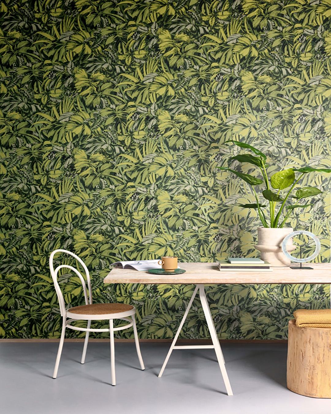 Bonita, grön tapet tapet med botaniskt mönster i grön. Från kollektionen Aquila. Nonwoven-material med förskjuten passning.