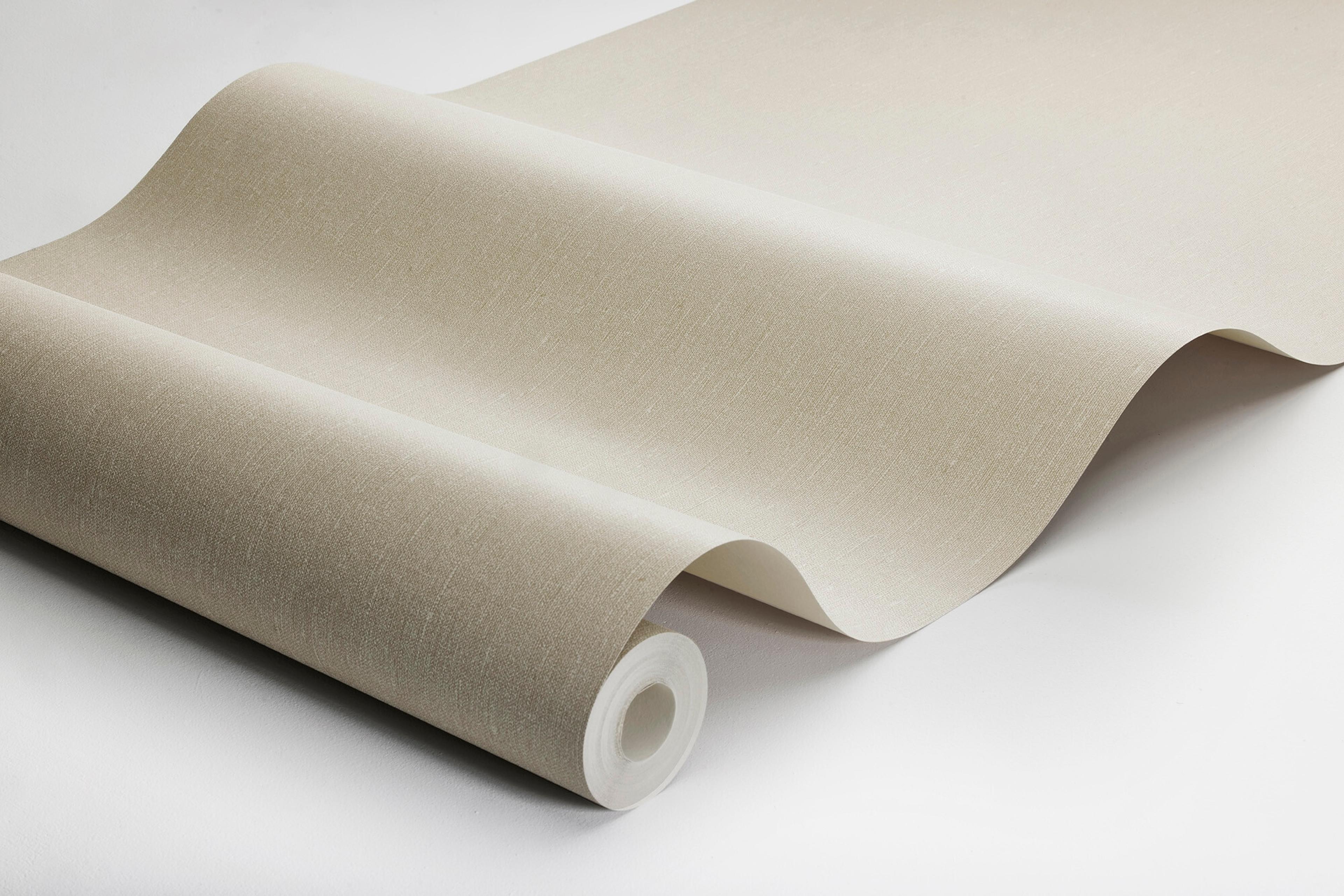 Golden Linen tapet med enfargat, textilimitation mönster i beige. Från kollektionen Linen. Nonwoven-material. Passar i vardagsrum och matsal.