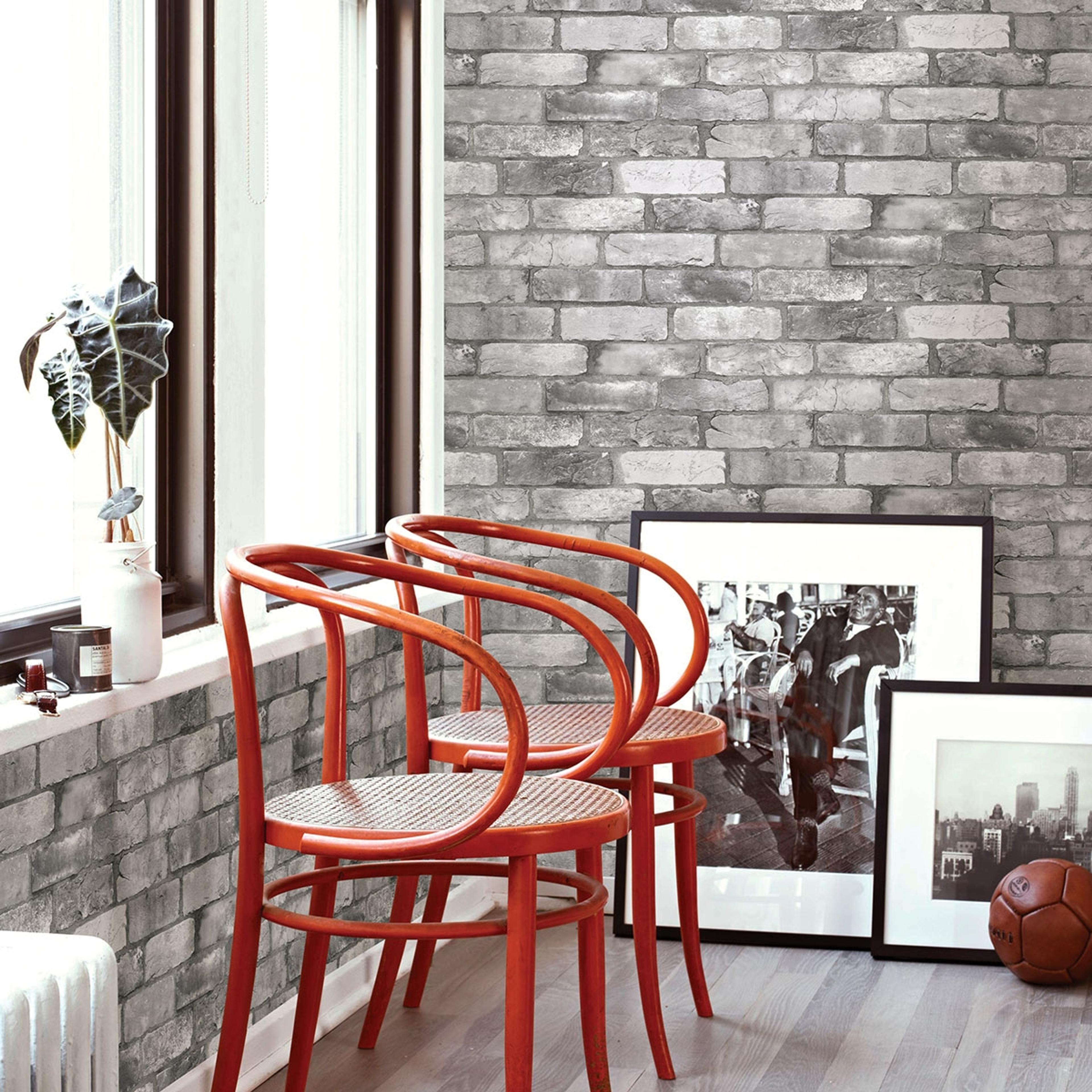 Reclaimed Bricks tapet i grå tapet med tegelsten mönster i grå. Från kollektionen trilogy. Nonwoven-material med förskjuten passning. Passar i vardagsrum och matsal.