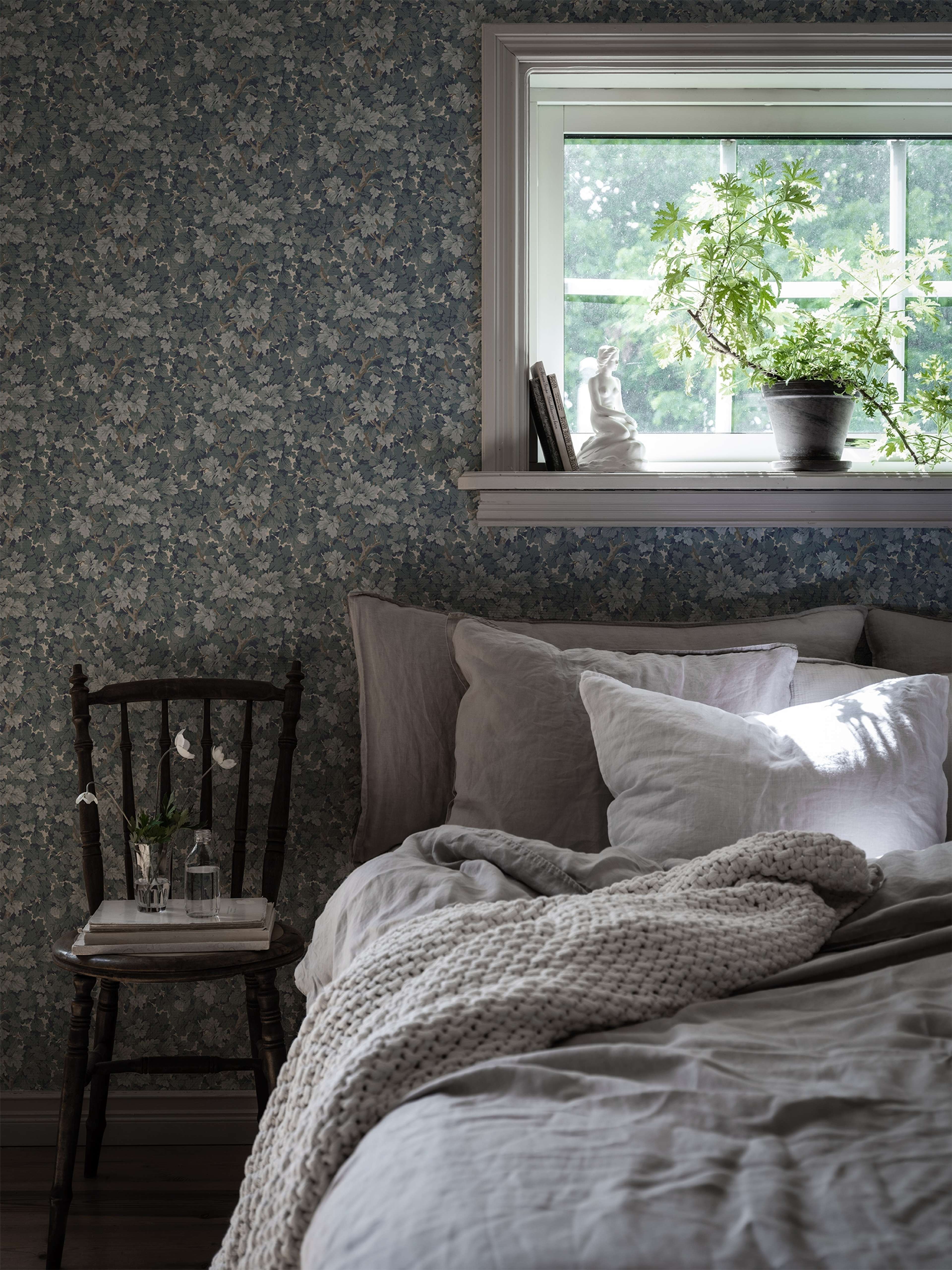 Lilla Dockekulla Blå tapet med botaniskt mönster i blå. Från kollektionen Gammalsvenska klassiker 1850–1950. Nonwoven-material med rak passning.