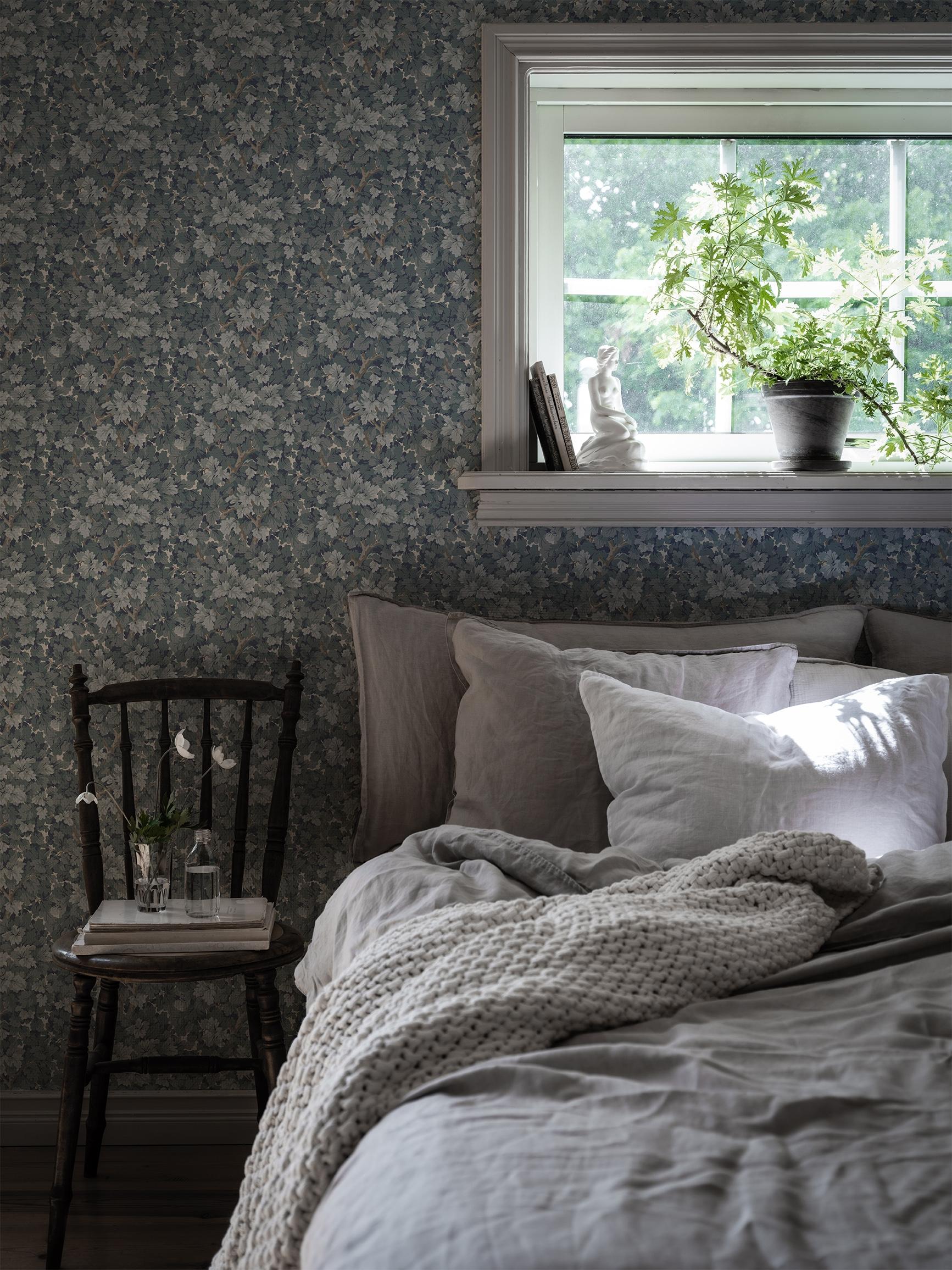 Lilla Dockekulla Blå tapet med botaniskt mönster i blå. Från kollektionen Gammalsvenska klassiker 1850–1950. Nonwoven-material med rak passning.