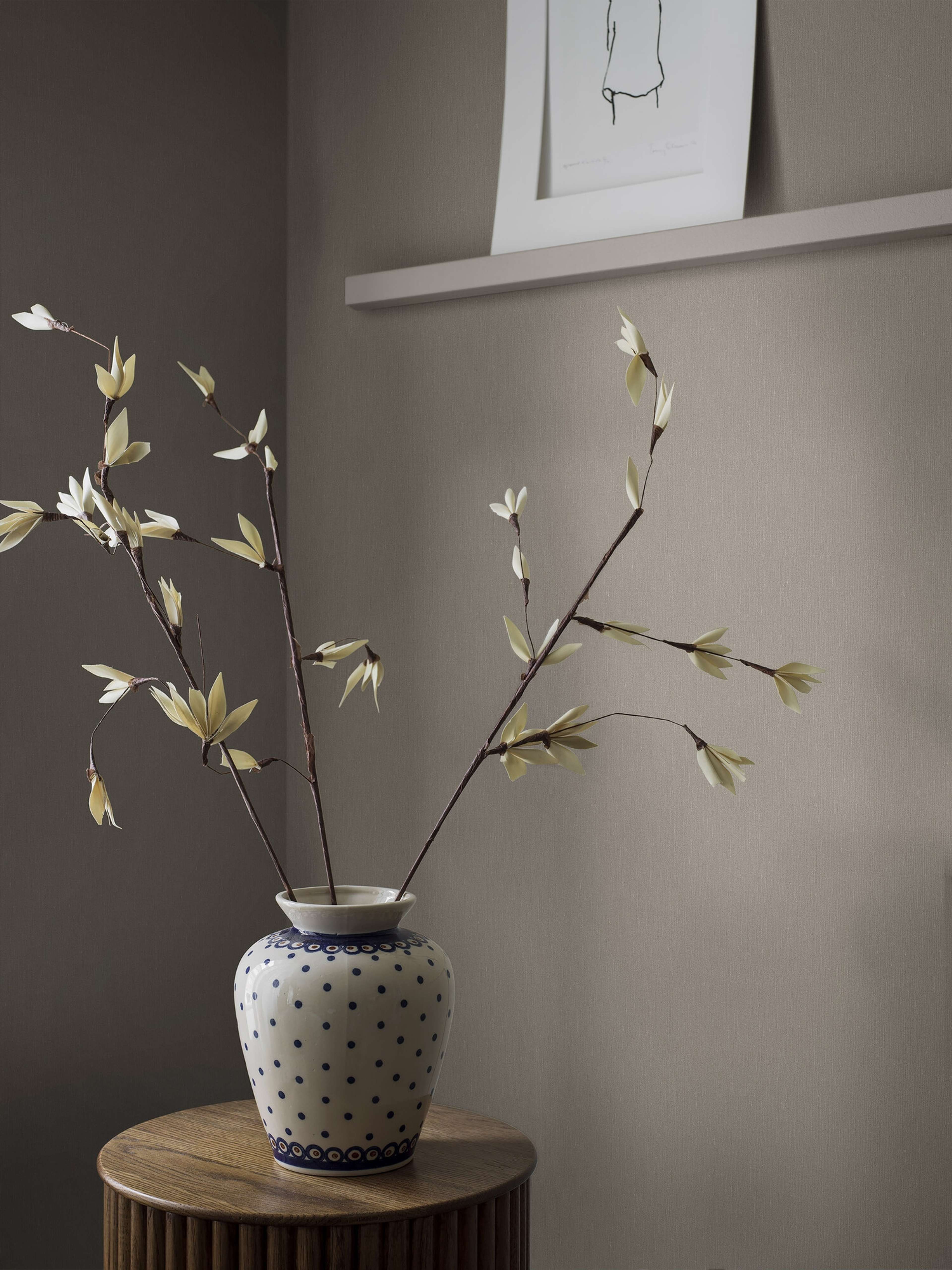Muscot Linen tapet med enfargat, textilimitation mönster i beige. Från kollektionen Linen. Nonwoven-material. Passar i vardagsrum och matsal.