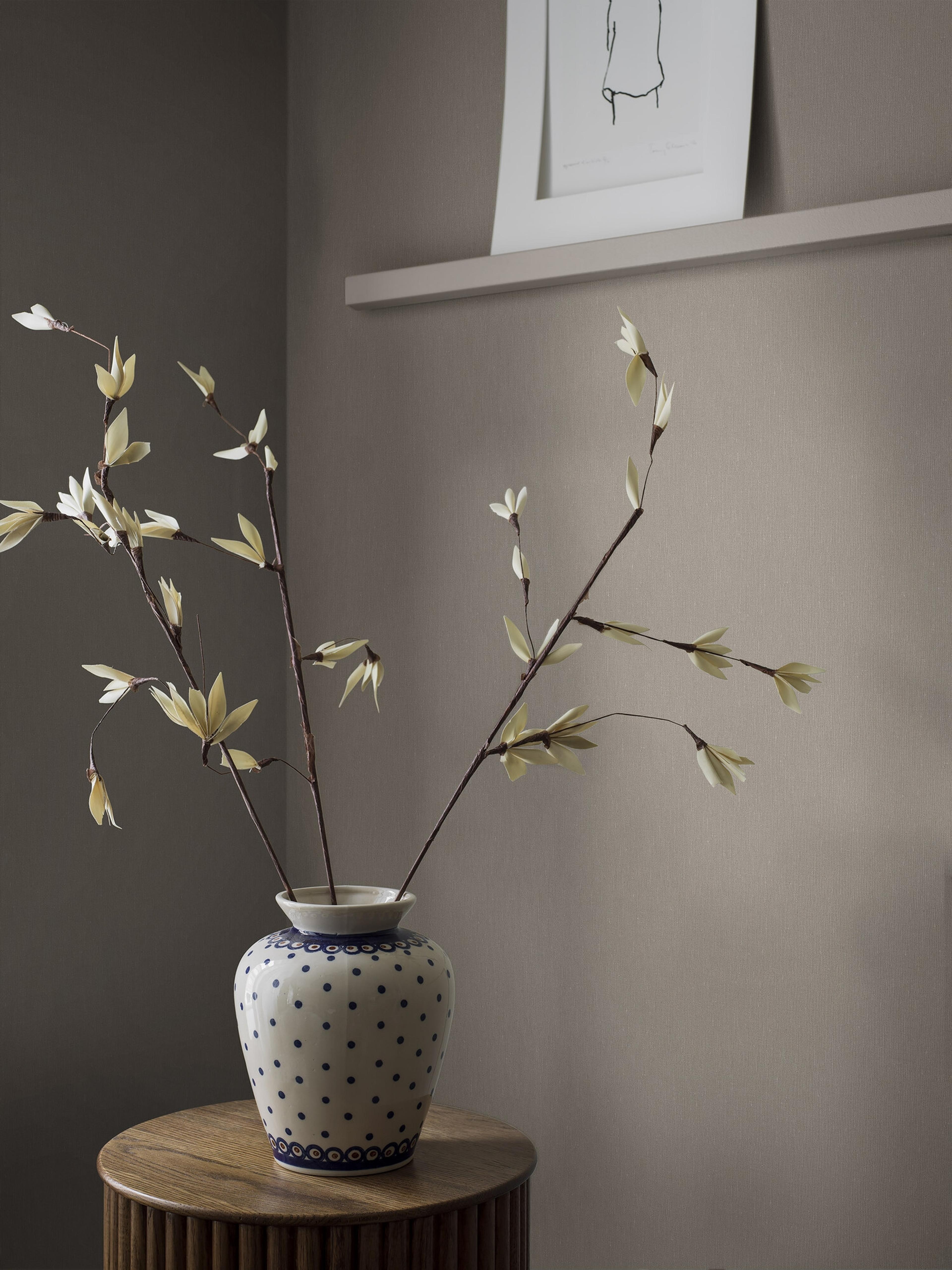Muscot Linen tapet med enfargat, textilimitation mönster i beige. Från kollektionen Linen. Nonwoven-material. Passar i vardagsrum och matsal.