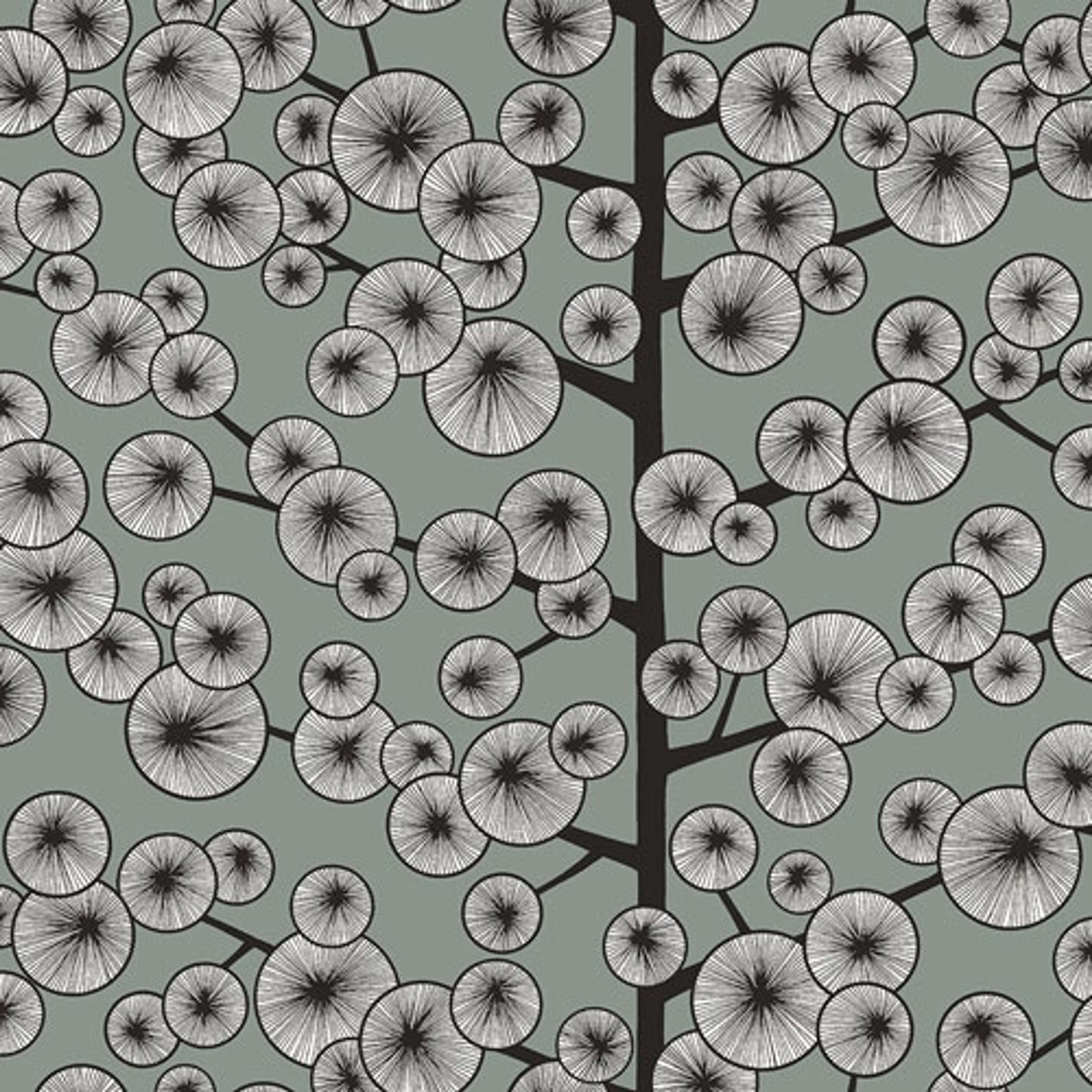 Cotton Tree Silvertown tapet från Midbec med botaniskt, retro mönster i grå. Från kollektionen Kinfolk. Nonwoven-material med förskjuten passning.