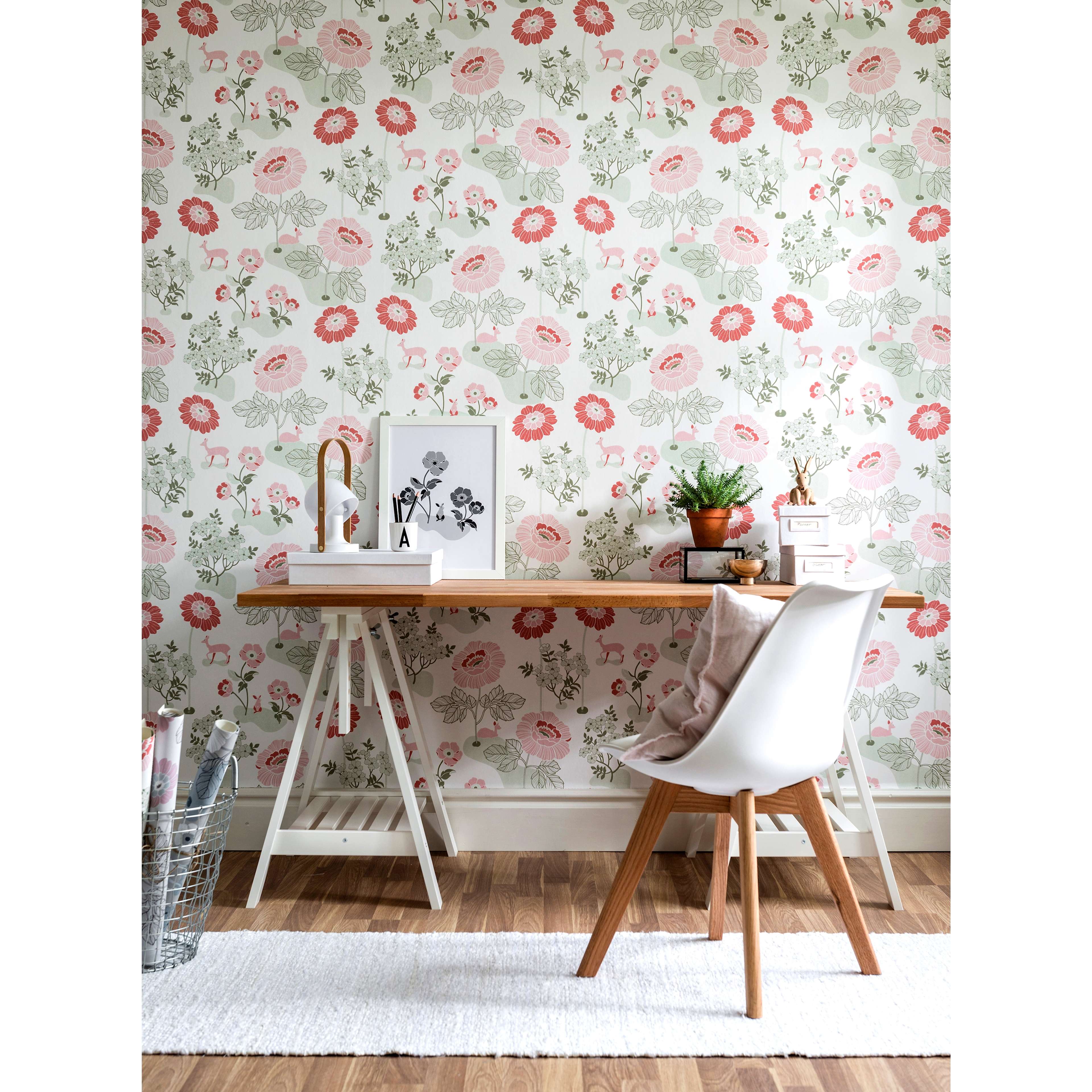 Blomsteräng, röd tapet från duro med blommigt mönster i röd, rosa och grön. Från kollektionen Duro 1900. Nonwoven-material med förskjuten mönsterpassning.