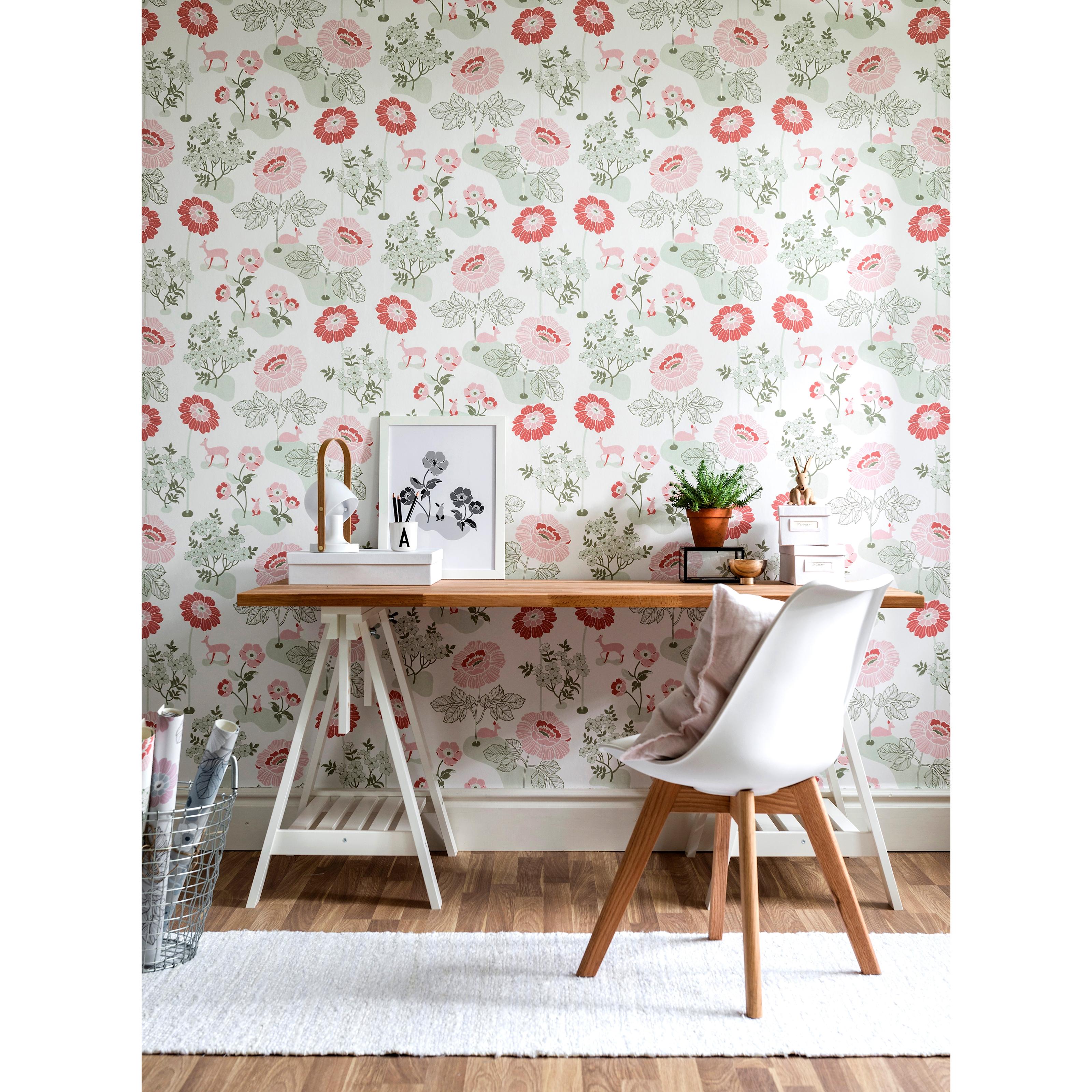 Blomsteräng, röd tapet från duro med blommigt mönster i röd, rosa och grön. Från kollektionen Duro 1900. Nonwoven-material med förskjuten mönsterpassning.