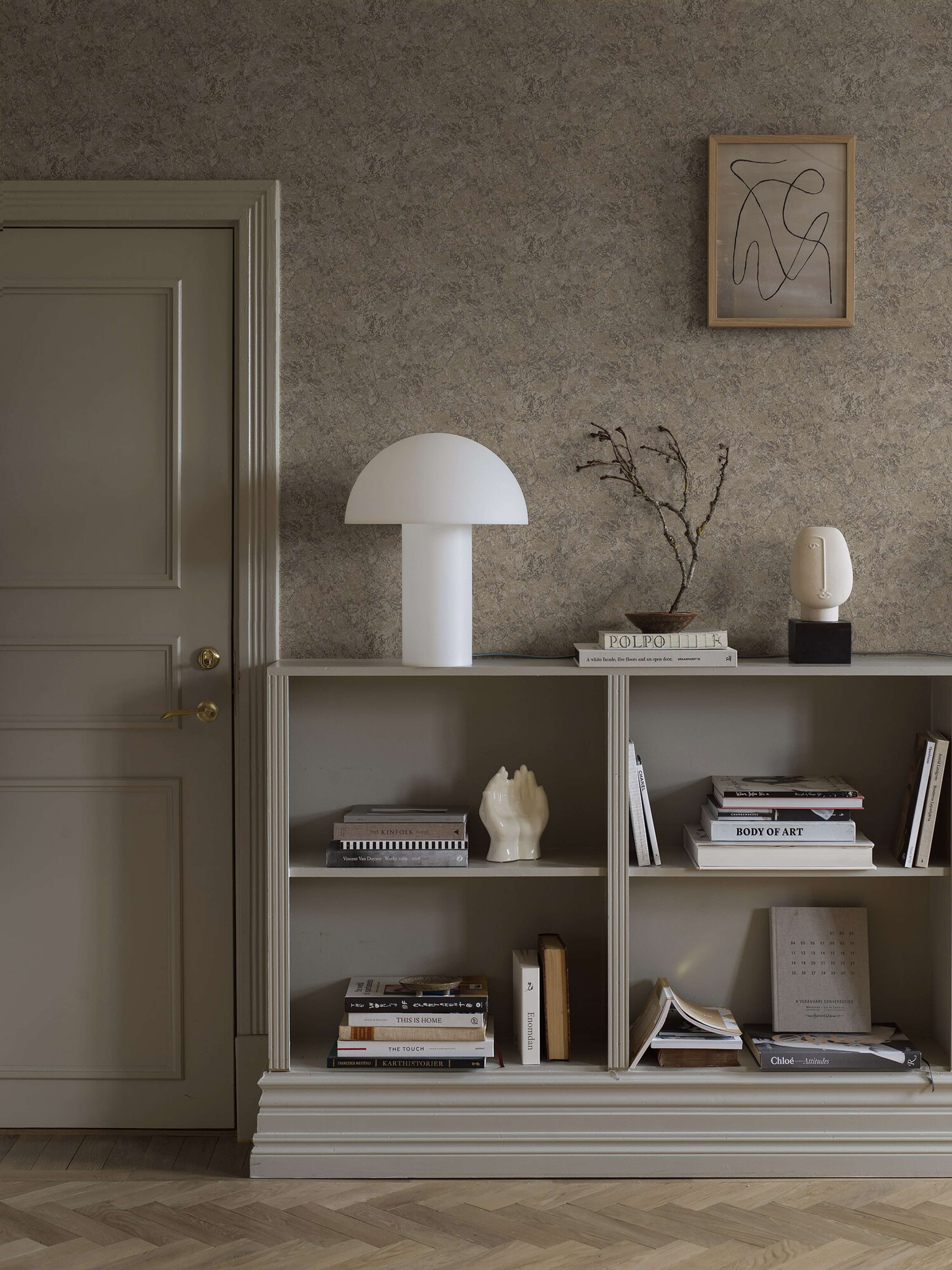 Travertine tapet med tegelsten mönster i blå. Från kollektionen Treasured. Nonwoven-material med förskjuten passning. Passar i kök, hall och arbetsrum.