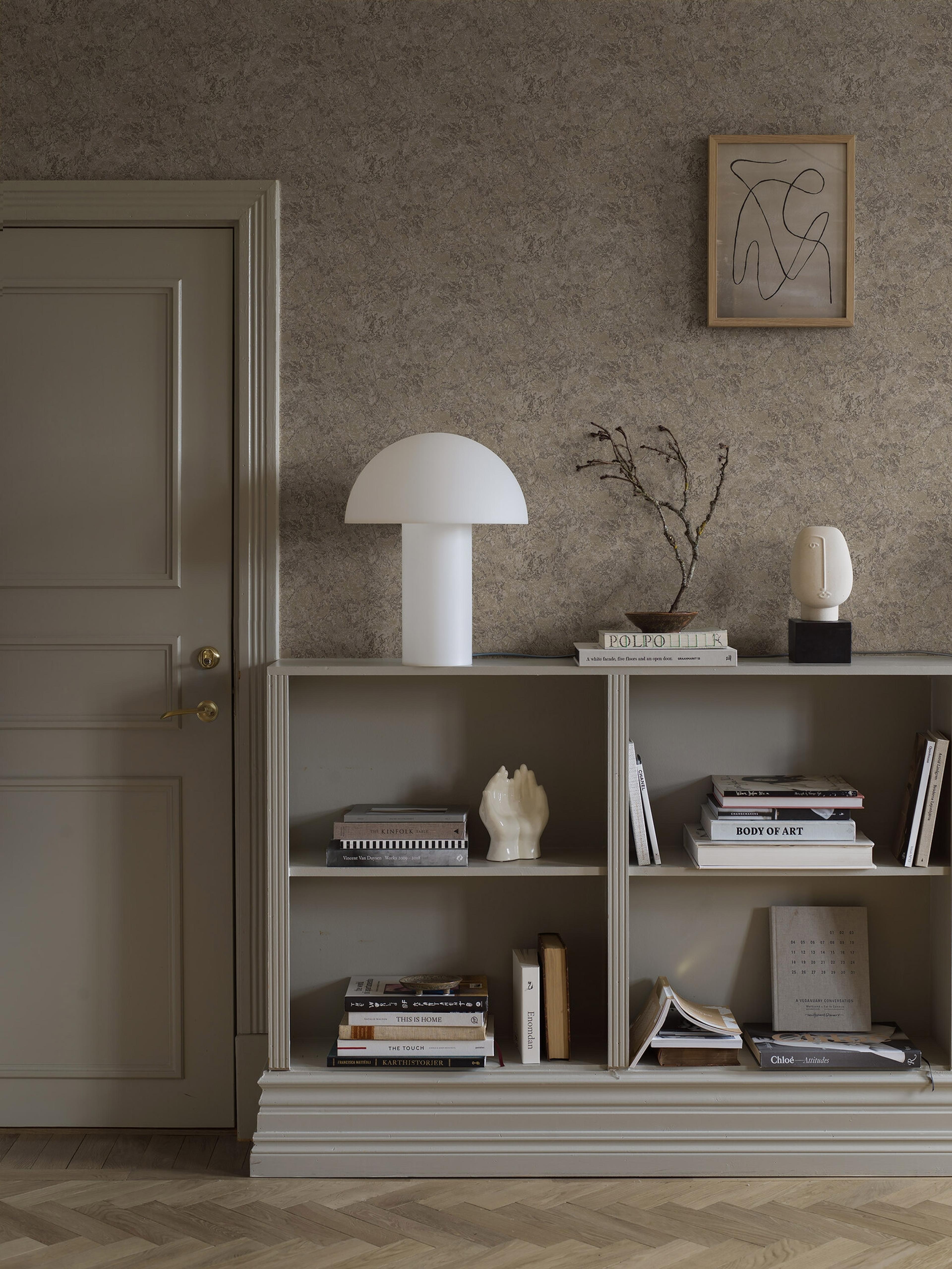 Travertine tapet med tegelsten mönster i blå. Från kollektionen Treasured. Nonwoven-material med förskjuten passning. Passar i kök, hall och arbetsrum.