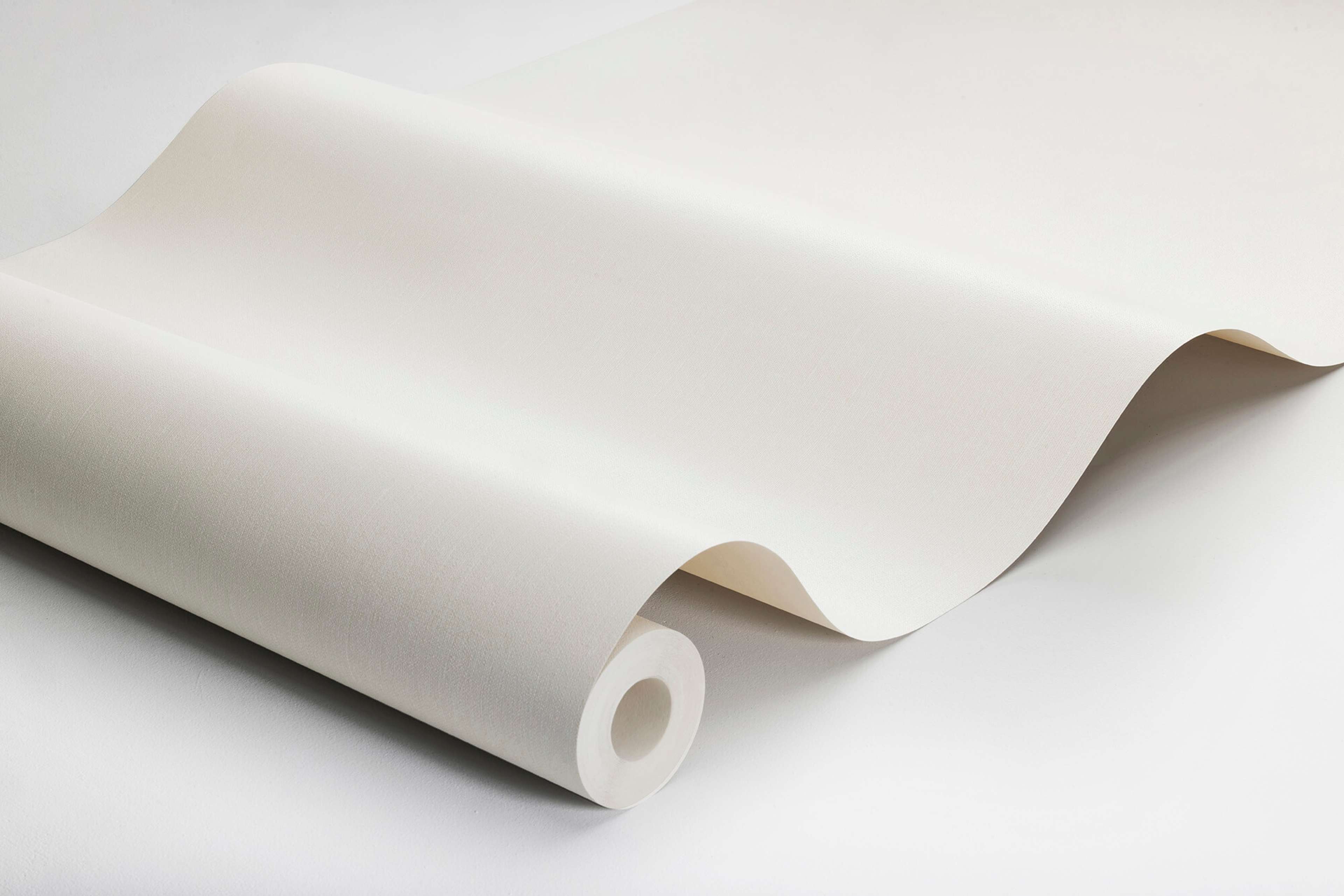 Soft Linen tapet med enfargat, textilimitation mönster i vit. Från kollektionen Linen. Nonwoven-material. Passar i vardagsrum och matsal.