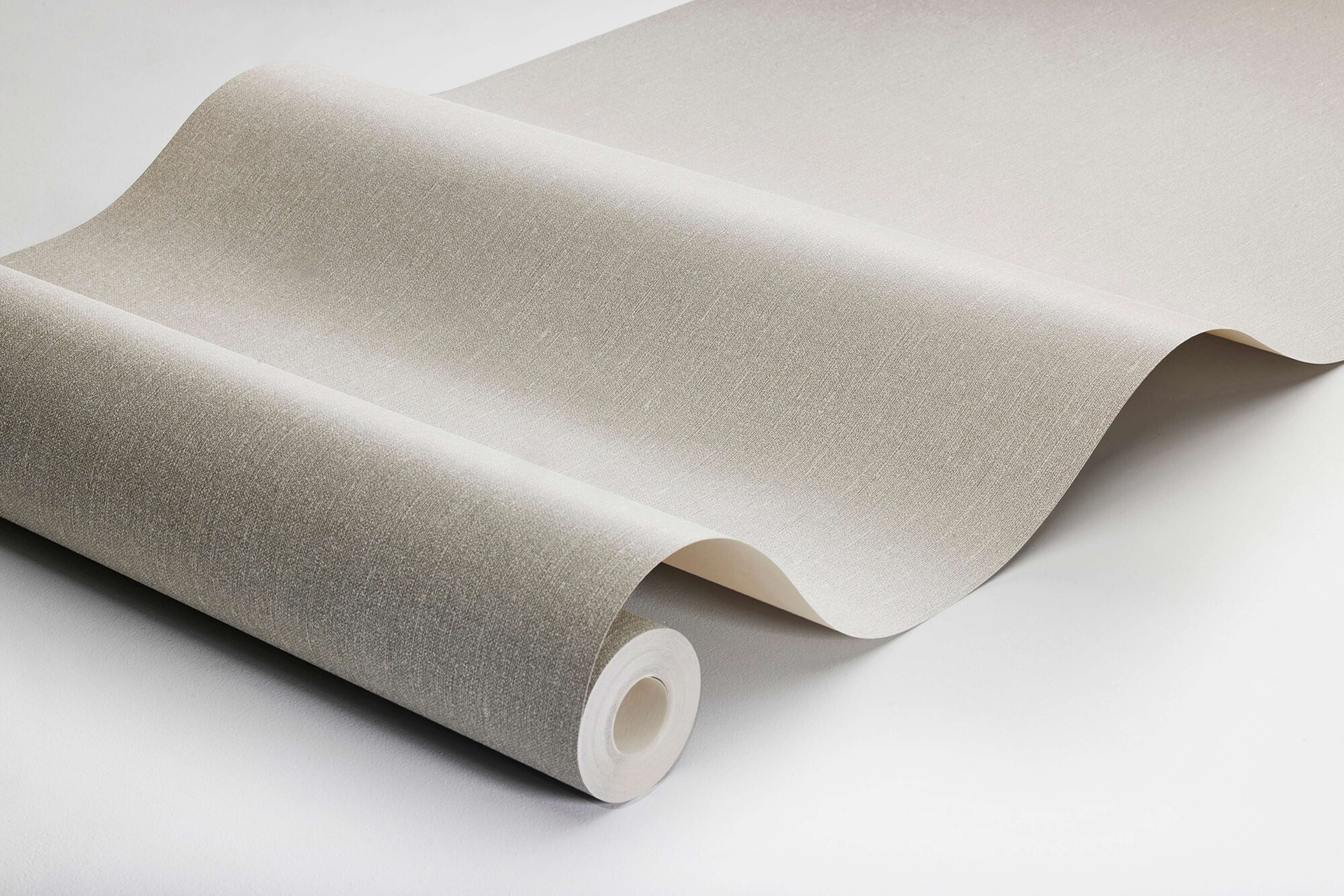 Muscot Linen tapet med enfargat, textilimitation mönster i beige. Från kollektionen Linen. Nonwoven-material. Passar i vardagsrum och matsal.