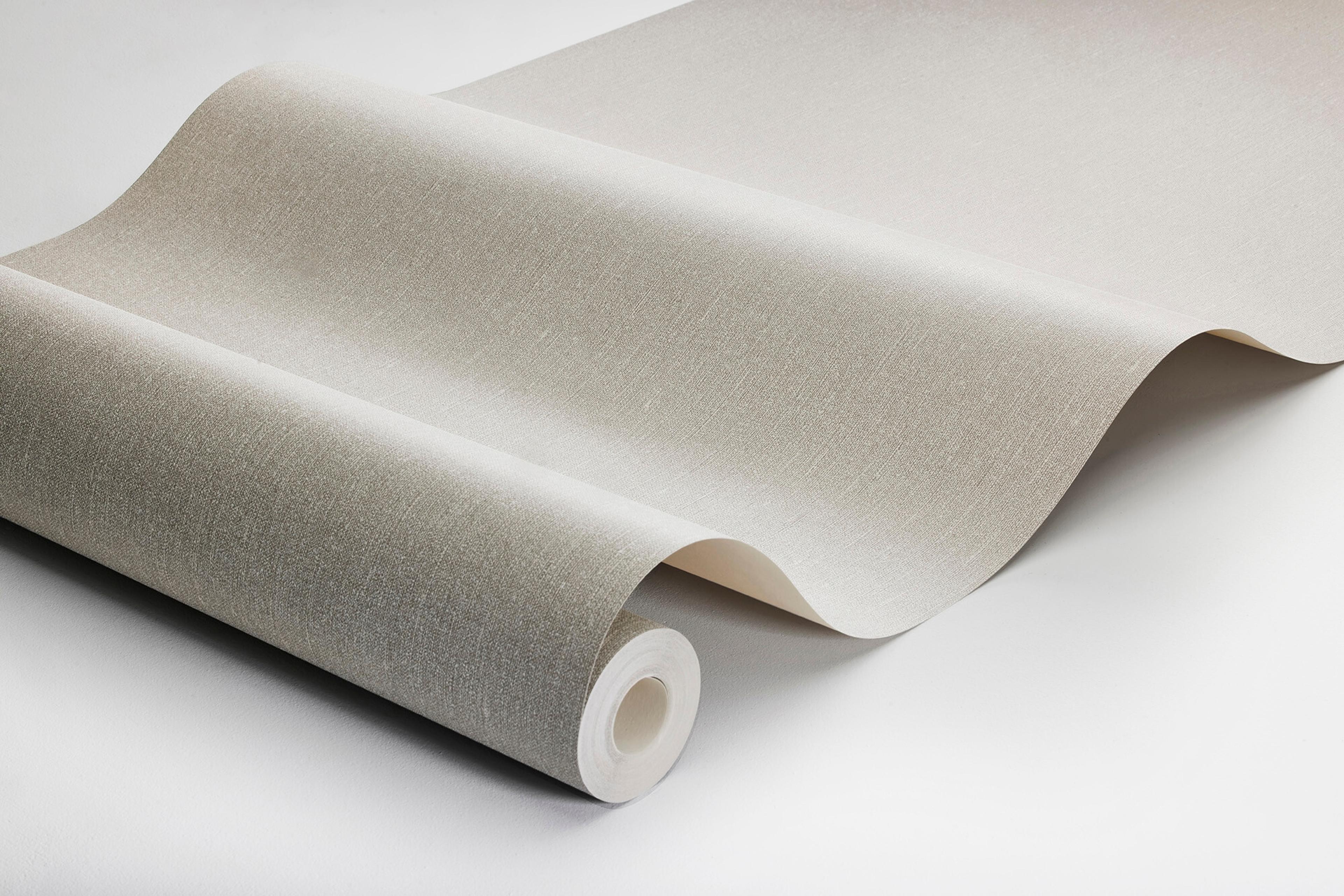 Muscot Linen tapet med enfargat, textilimitation mönster i beige. Från kollektionen Linen. Nonwoven-material. Passar i vardagsrum och matsal.