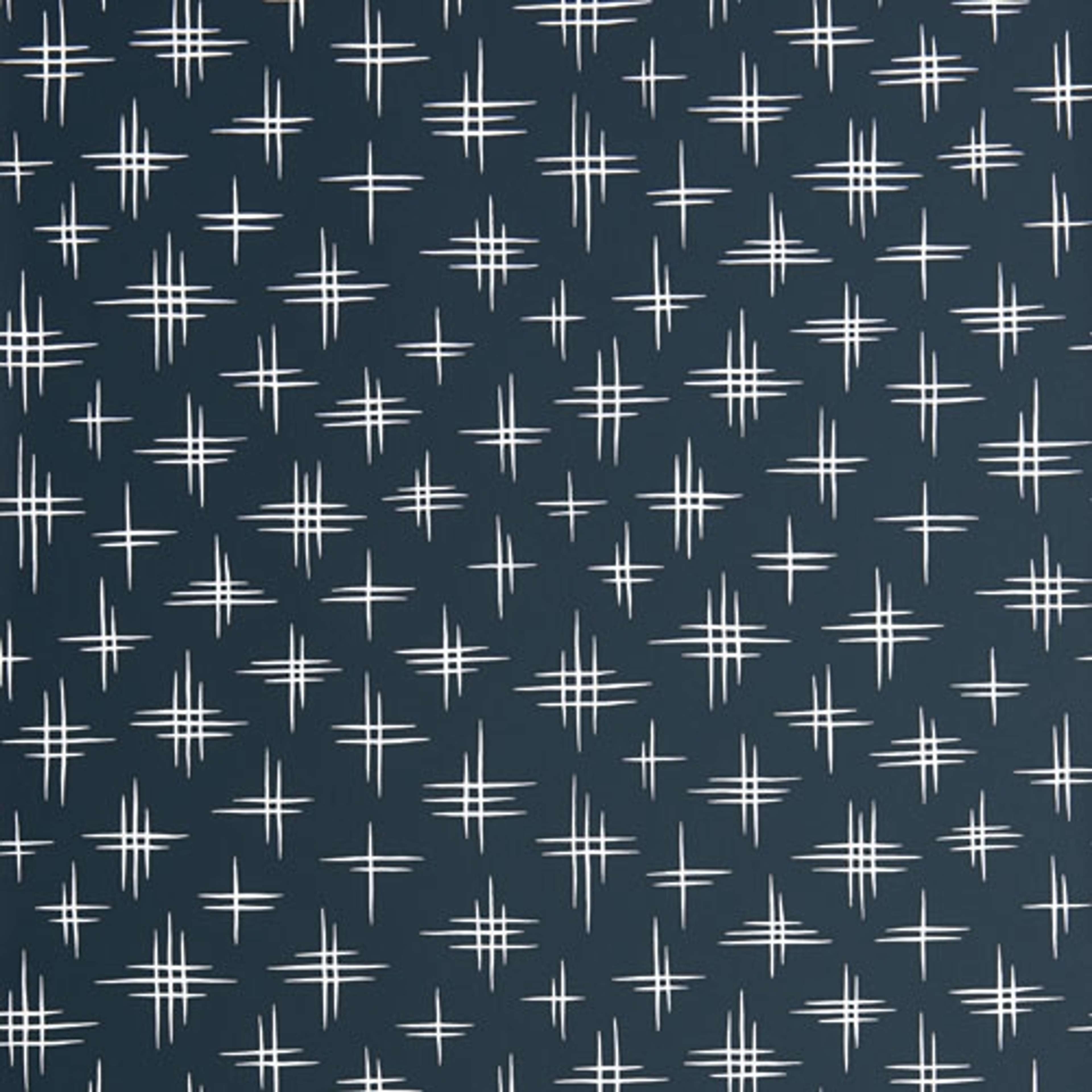 Limelight Deep Blue tapet från Midbec med himmel mönster i grå. Från kollektionen Pioneer. Nonwoven-material med förskjuten passning.