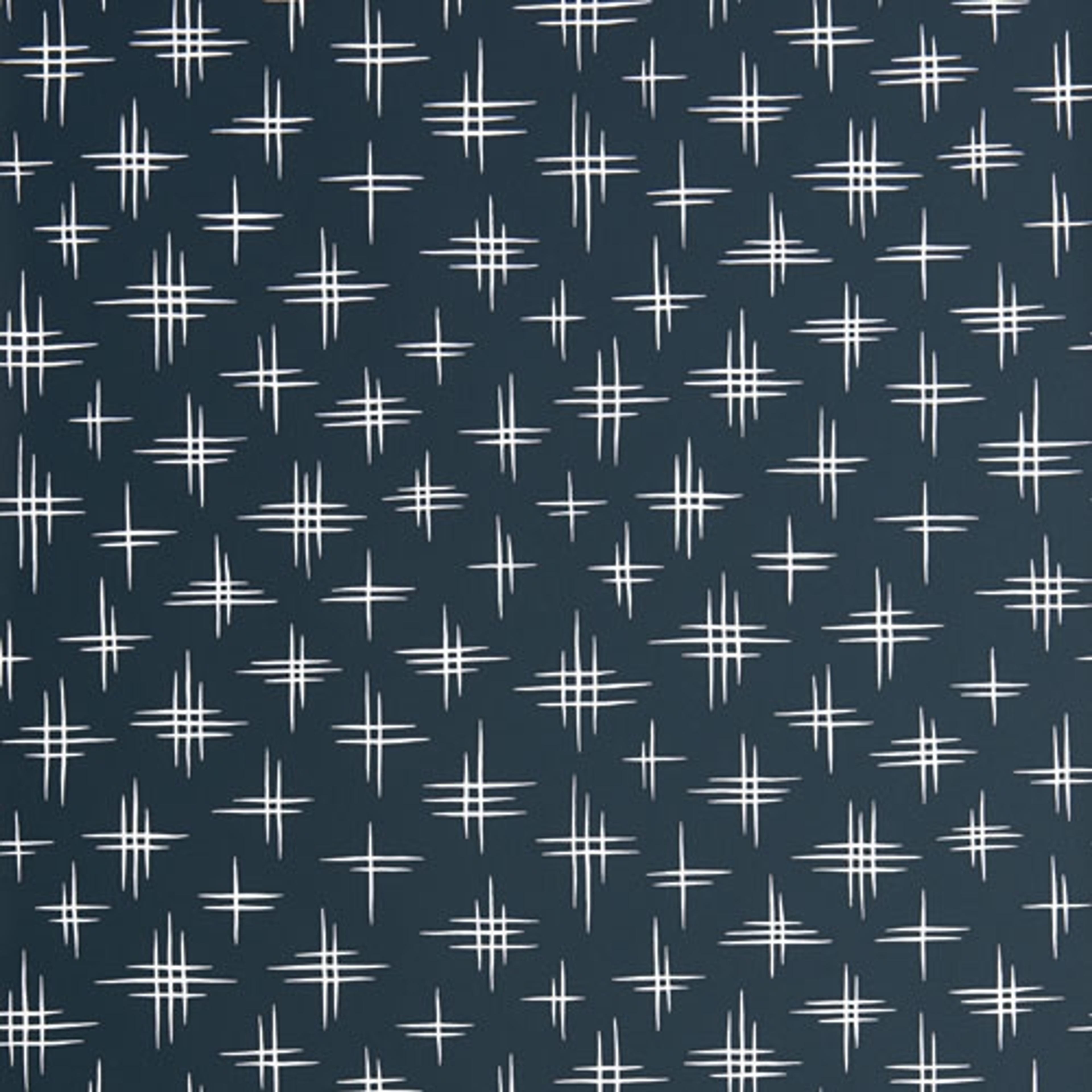 Limelight Deep Blue tapet från Midbec med himmel mönster i grå. Från kollektionen Pioneer. Nonwoven-material med förskjuten passning.