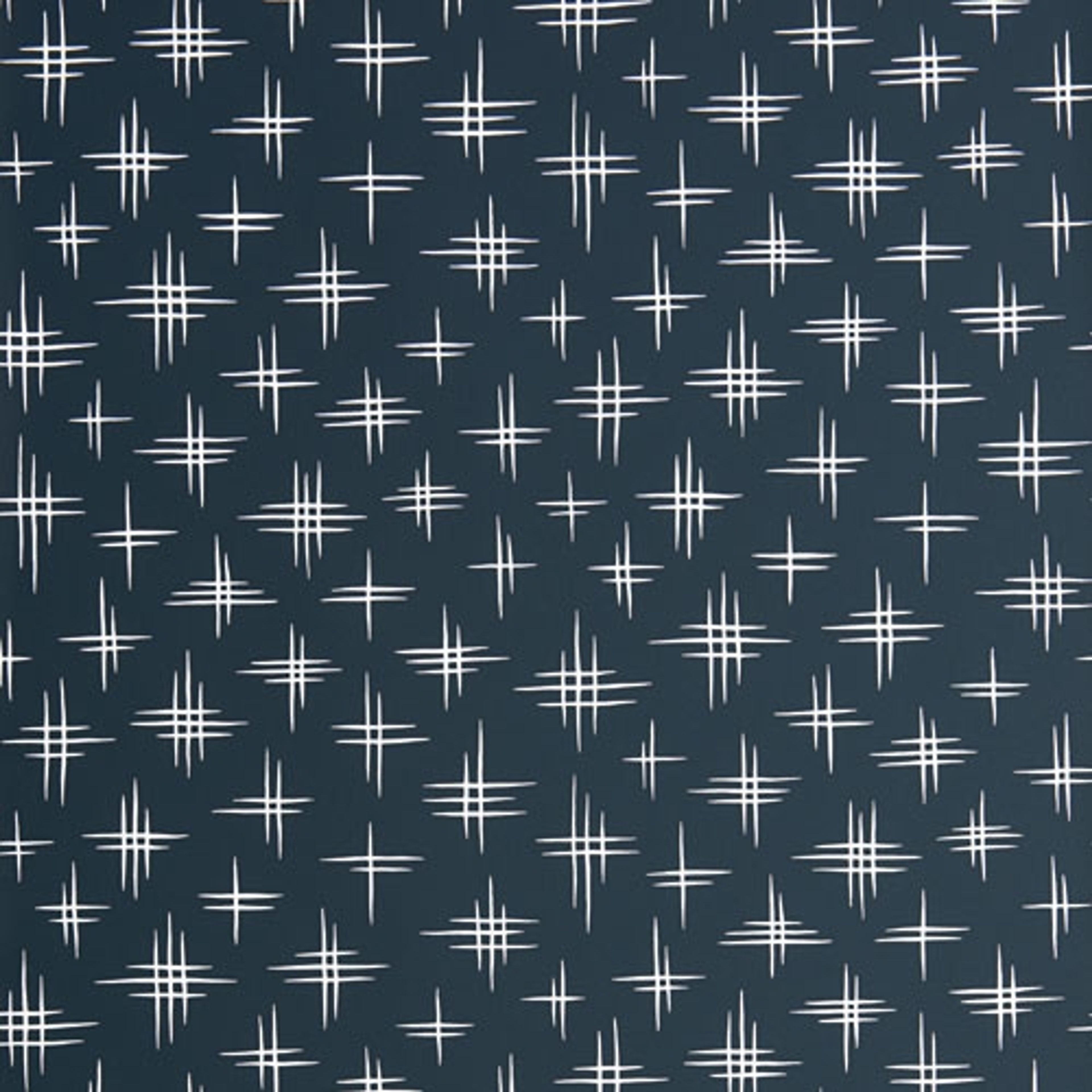 Limelight Deep Blue tapet från Midbec med himmel mönster i grå. Från kollektionen Pioneer. Nonwoven-material med förskjuten passning.