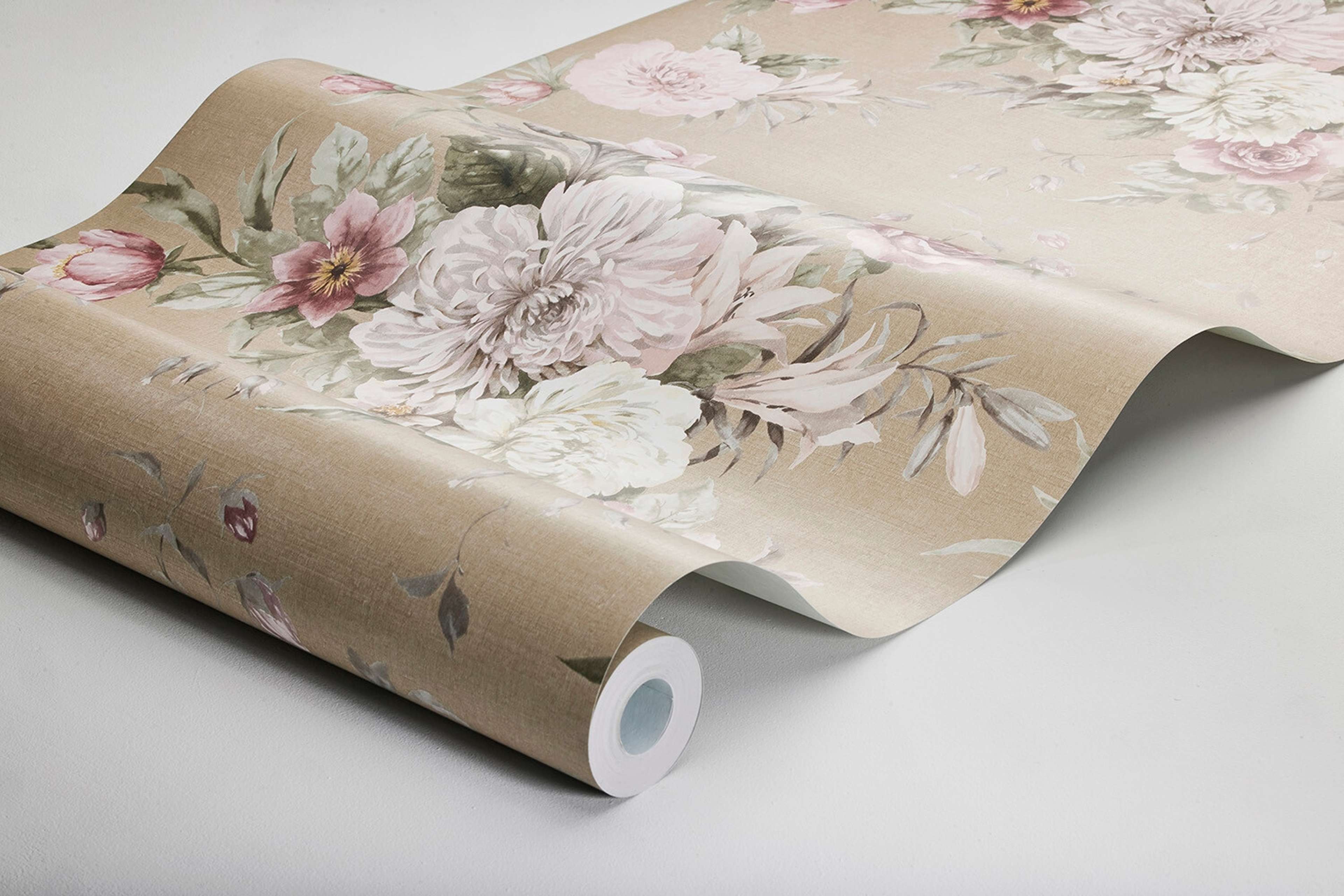 Floral Charm tapet tapet med blommigt mönster i beige. Från kollektionen Dreamy Escape. Nonwoven-material med förskjuten passning. Passar i vardagsrum och matsal.