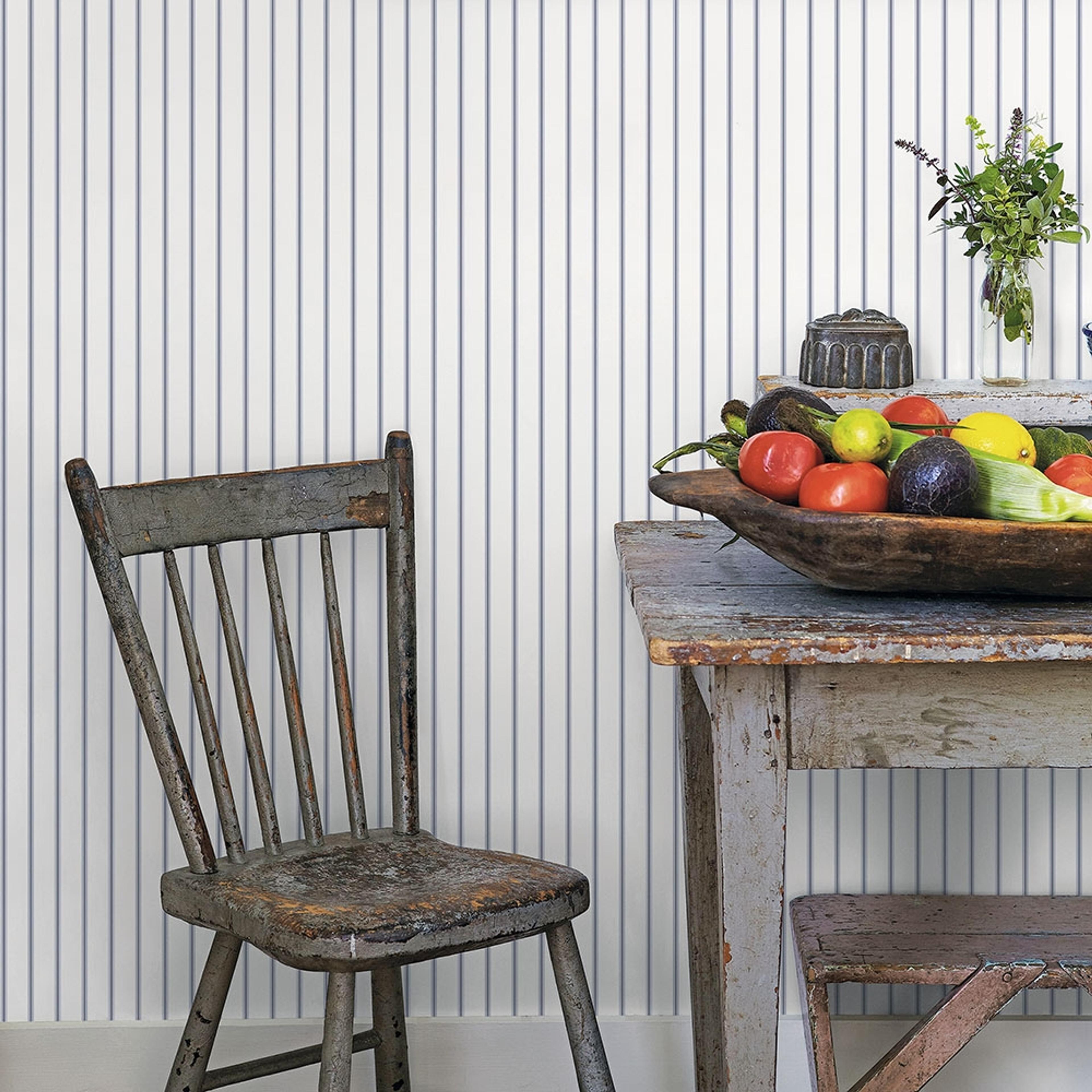 Napkin Stripe tapet med randigt mönster i vit och blå. Från kollektionen Just Kitchens. Nonwoven-material.