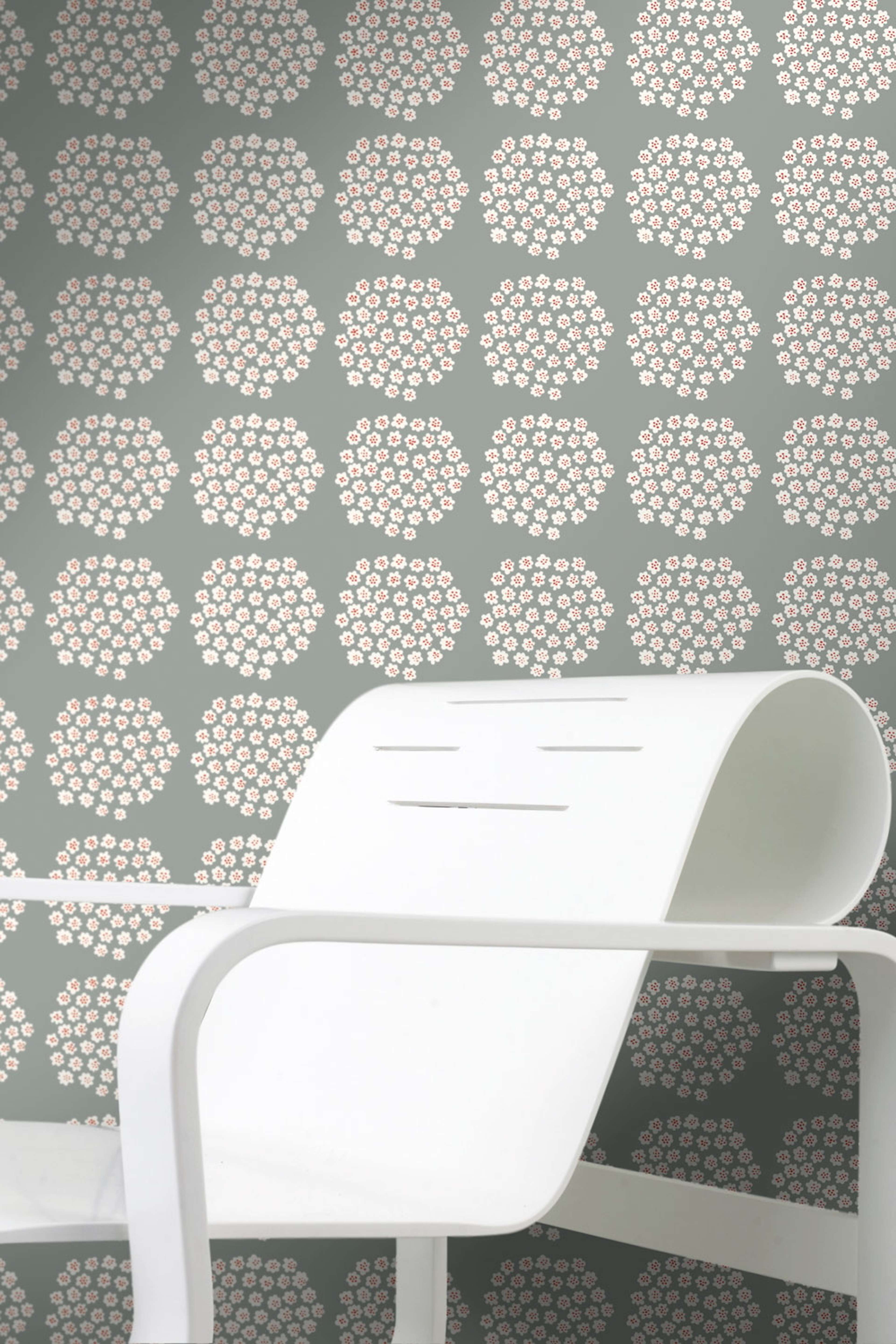 Puketti tapet med blommigt mönster i blå. Från kollektionen Marimekko 6. Nonwoven-material med rak passning.