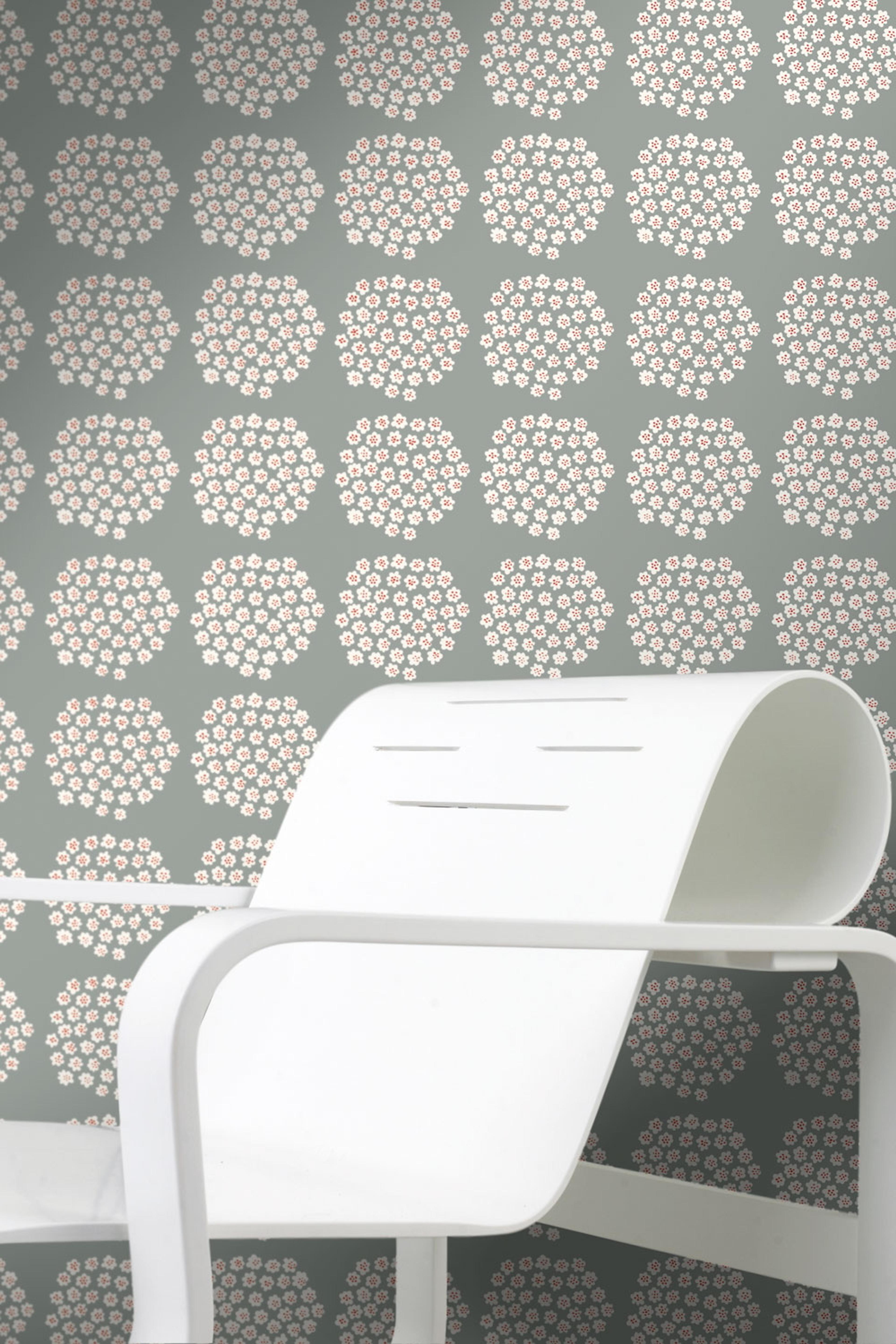 Puketti tapet med blommigt mönster i blå. Från kollektionen Marimekko 6. Nonwoven-material med rak passning.