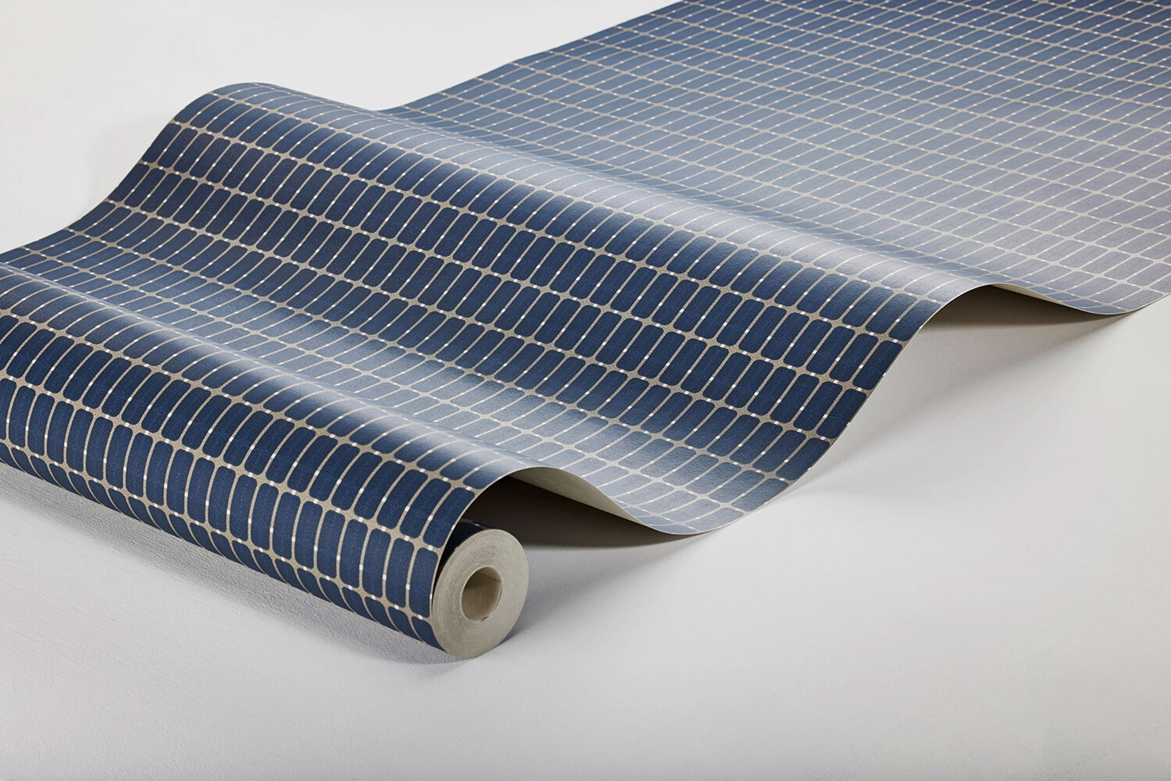 Alvar Aalto M.I.T tapet med rutigt, retro mönster i blå. Från kollektionen Scandinavian Designers III. Nonwoven-material med rak passning. Vintage-stil.