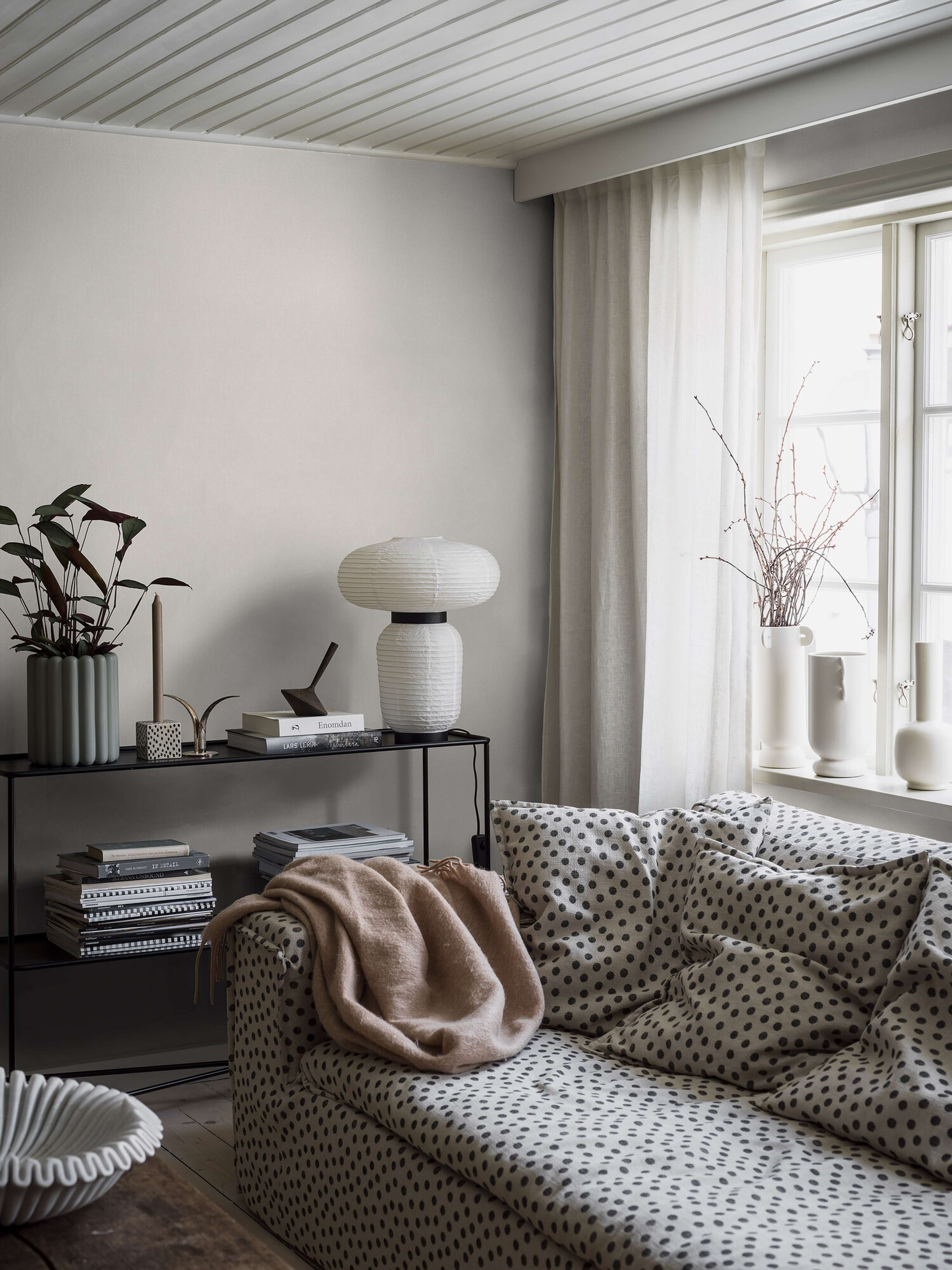 Flax Fiber tapet med enfargat, textilimitation mönster i beige. Från kollektionen Linen. Nonwoven-material. Passar i vardagsrum och matsal.
