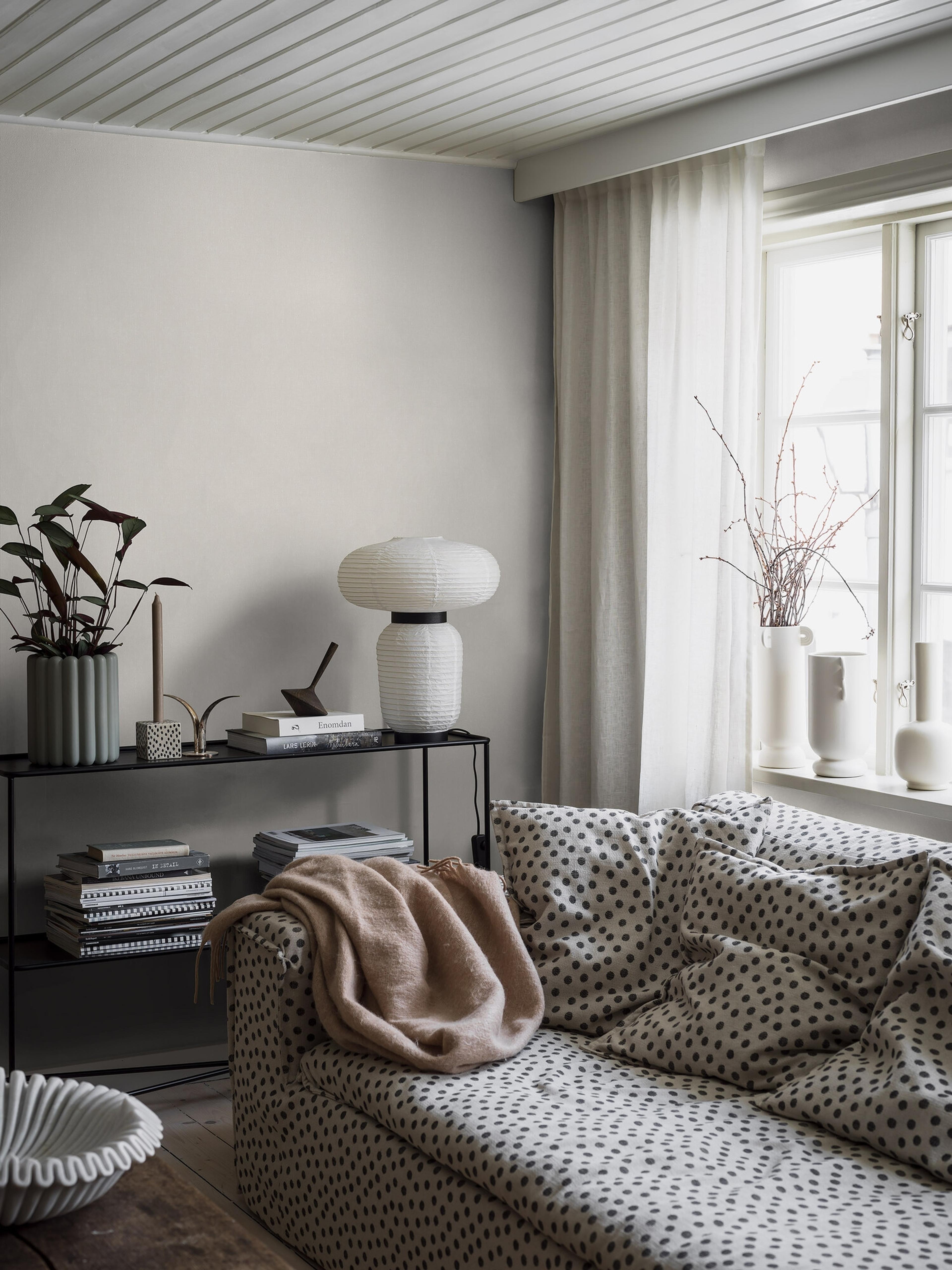 Flax Fiber tapet med enfargat, textilimitation mönster i beige. Från kollektionen Linen. Nonwoven-material. Passar i vardagsrum och matsal.