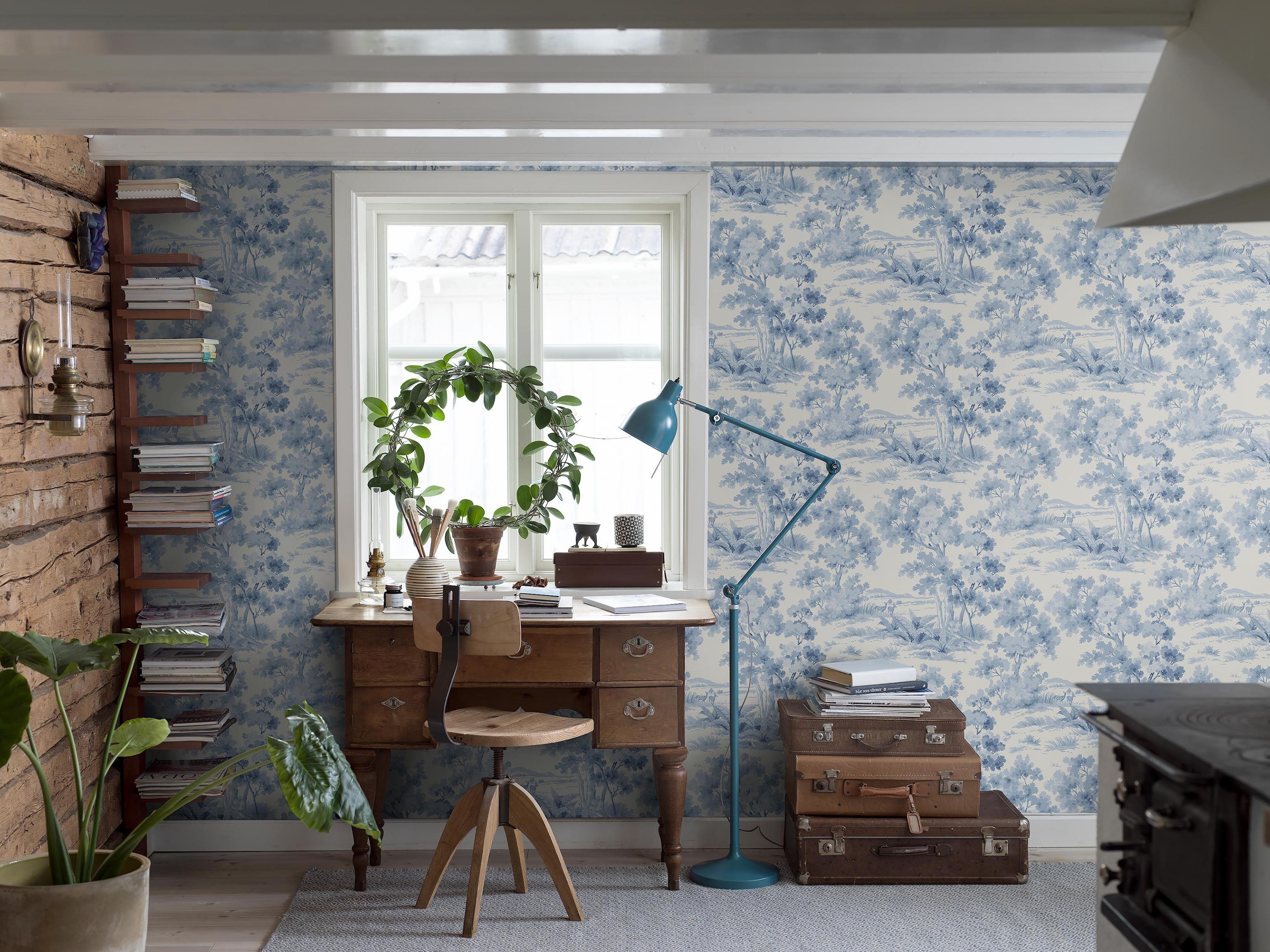 Countryside Morning, tapet tapet med djur, naturochlandskap, grafiskt mönster i vit och blå. Från kollektionen Blue & White. Nonwoven-material med förskjuten passning. Passar i arbetsrum.