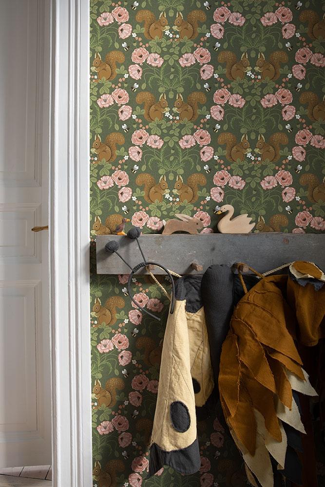 Kurre blommor och djur, grön tapet med blommigt mönster i grön. Från kollektionen Grönhaga. Nonwoven-material med rak passning. Passar i barnrum.
