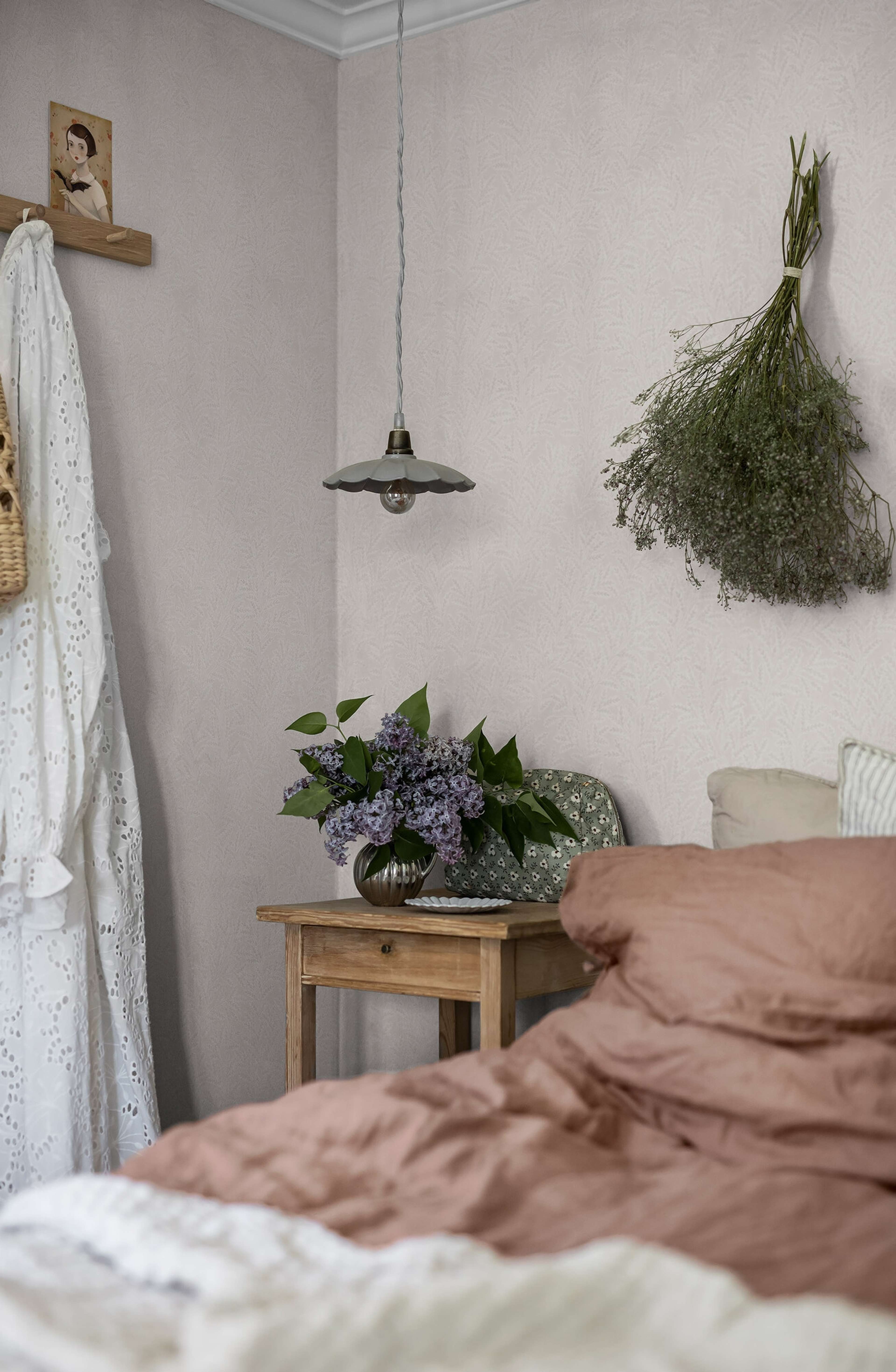 Molly´s Meadow  varma toner av vitt och gråbeige tapet med botaniskt mönster i vit. Från kollektionen Cottage Garden. Nonwoven-material med förskjuten passning. Passar i vardagsrum, matsal och hall.