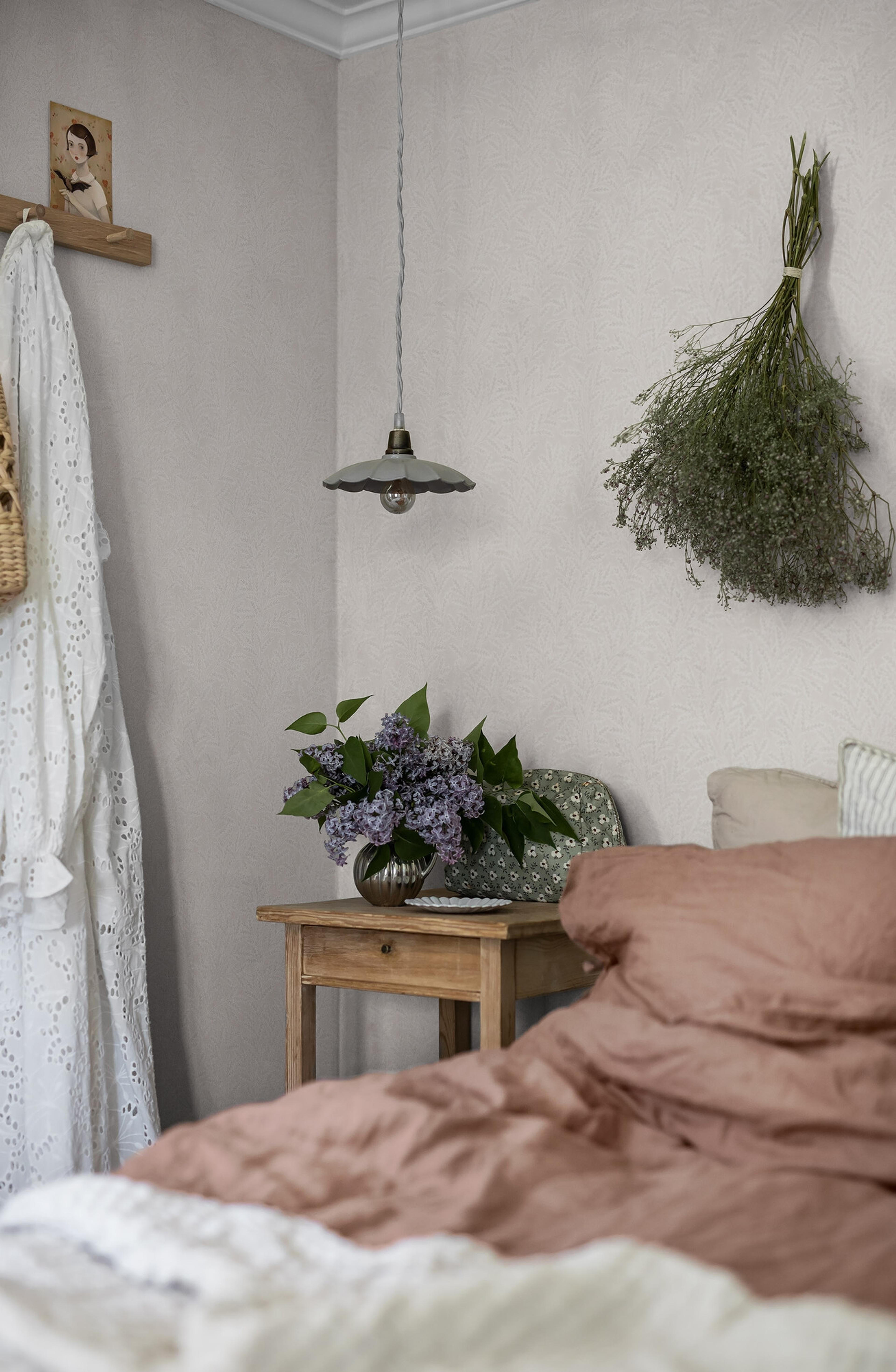 Molly´s Meadow  varma toner av vitt och gråbeige tapet med botaniskt mönster i vit. Från kollektionen Cottage Garden. Nonwoven-material med förskjuten passning. Passar i vardagsrum, matsal och hall.